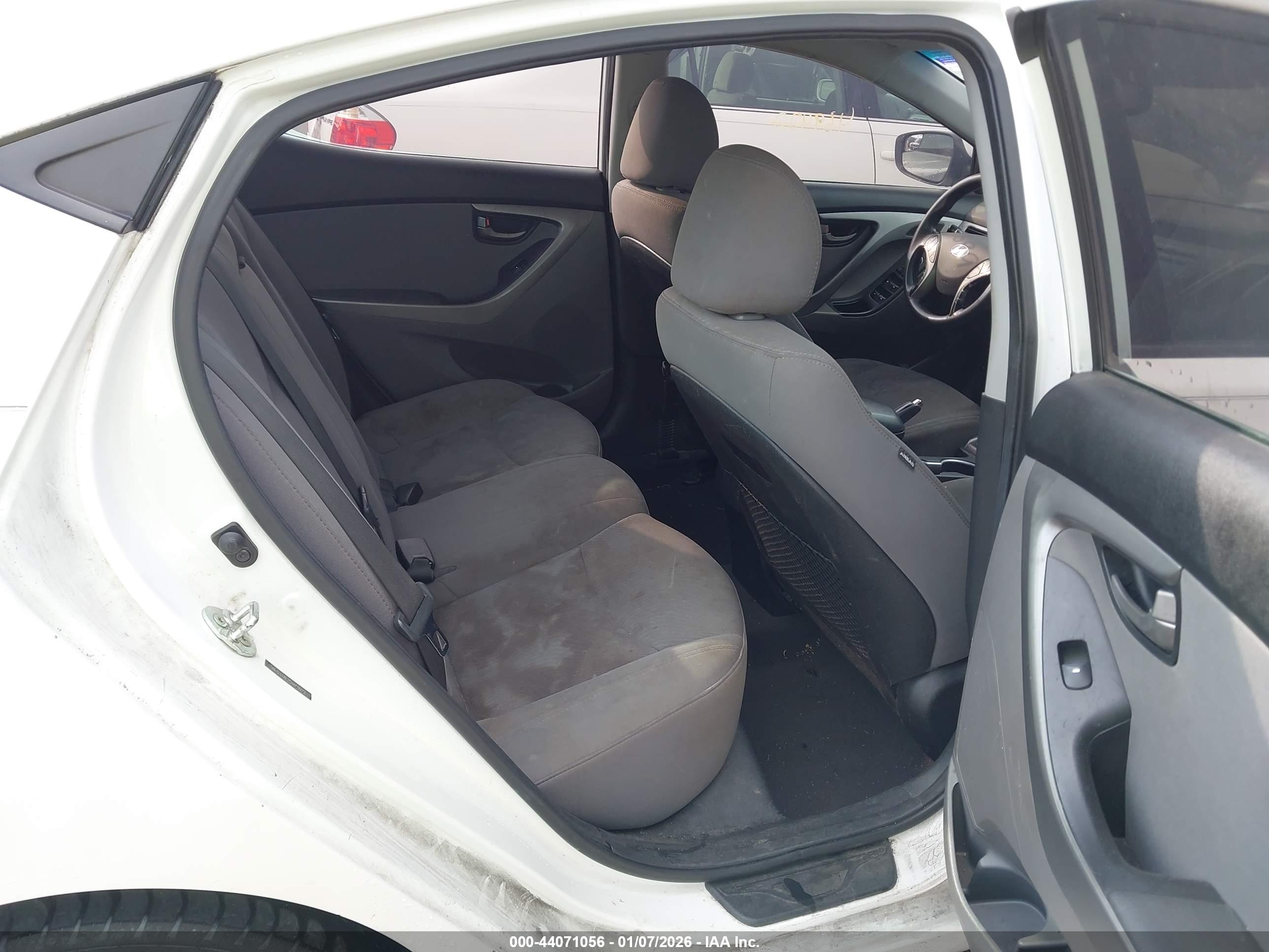 HYUNDAI ELANTRA image 8