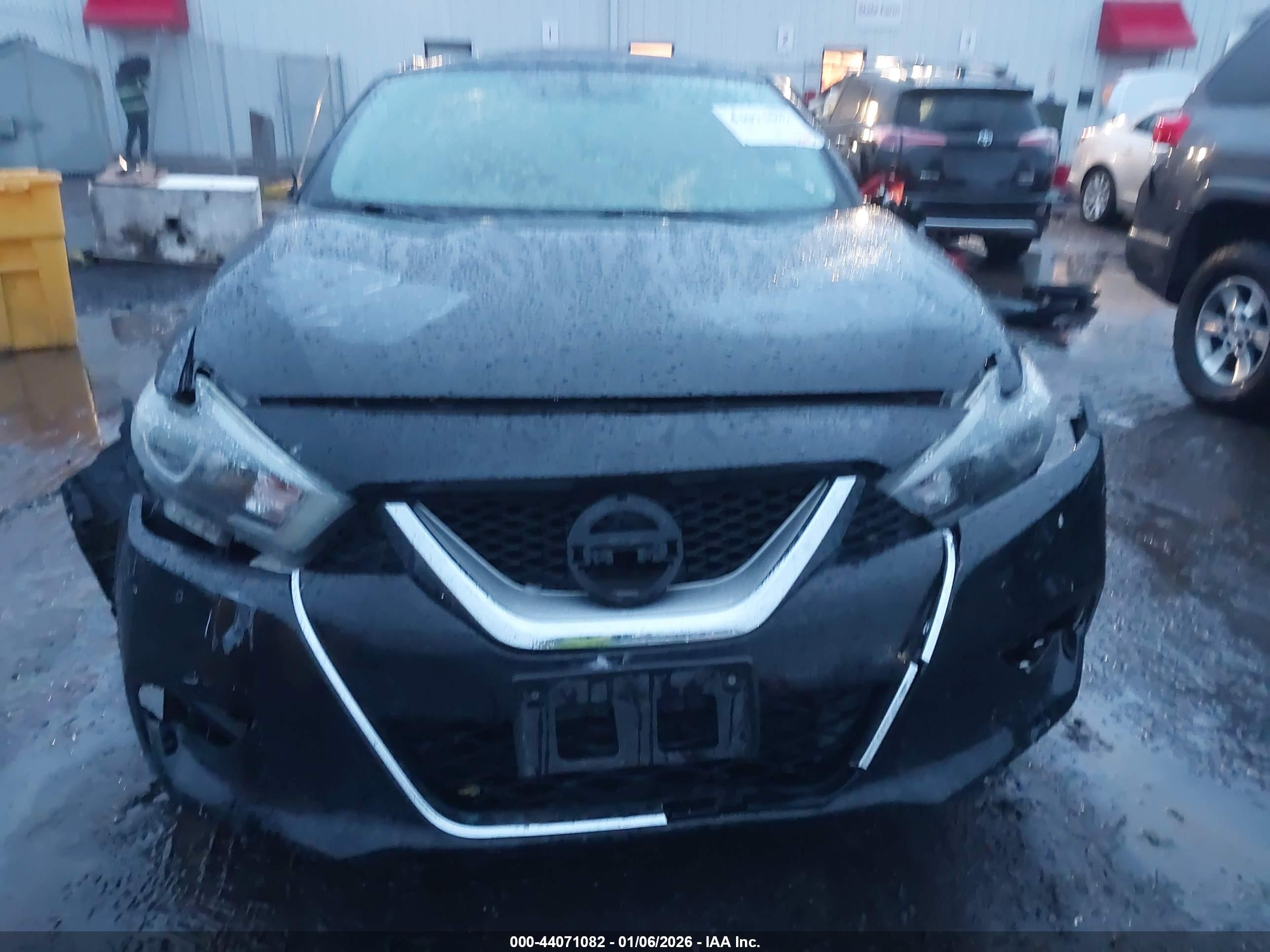 NISSAN MAXIMA image 6