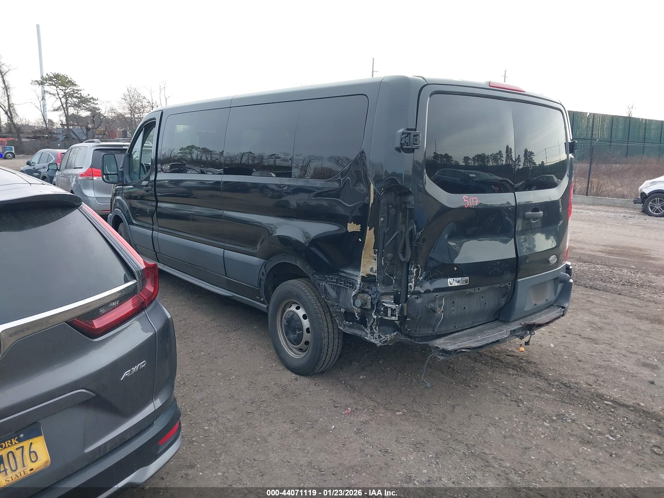 FORD TRANSIT-350 image 3