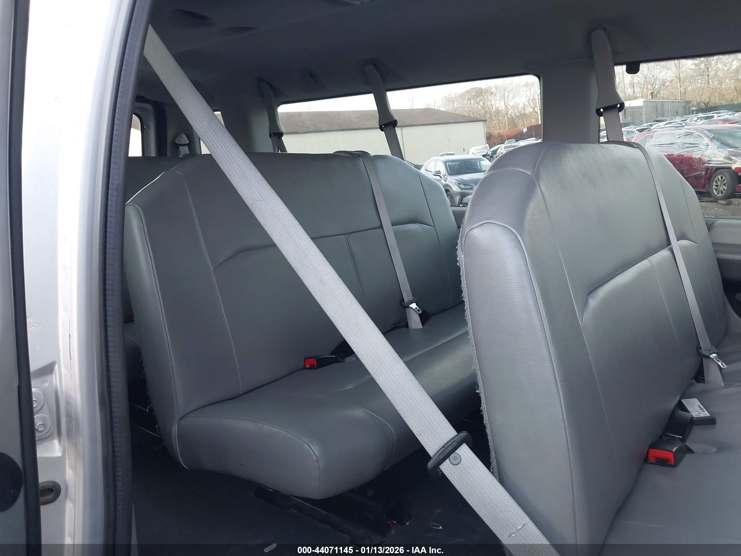 FORD E-350 image 8
