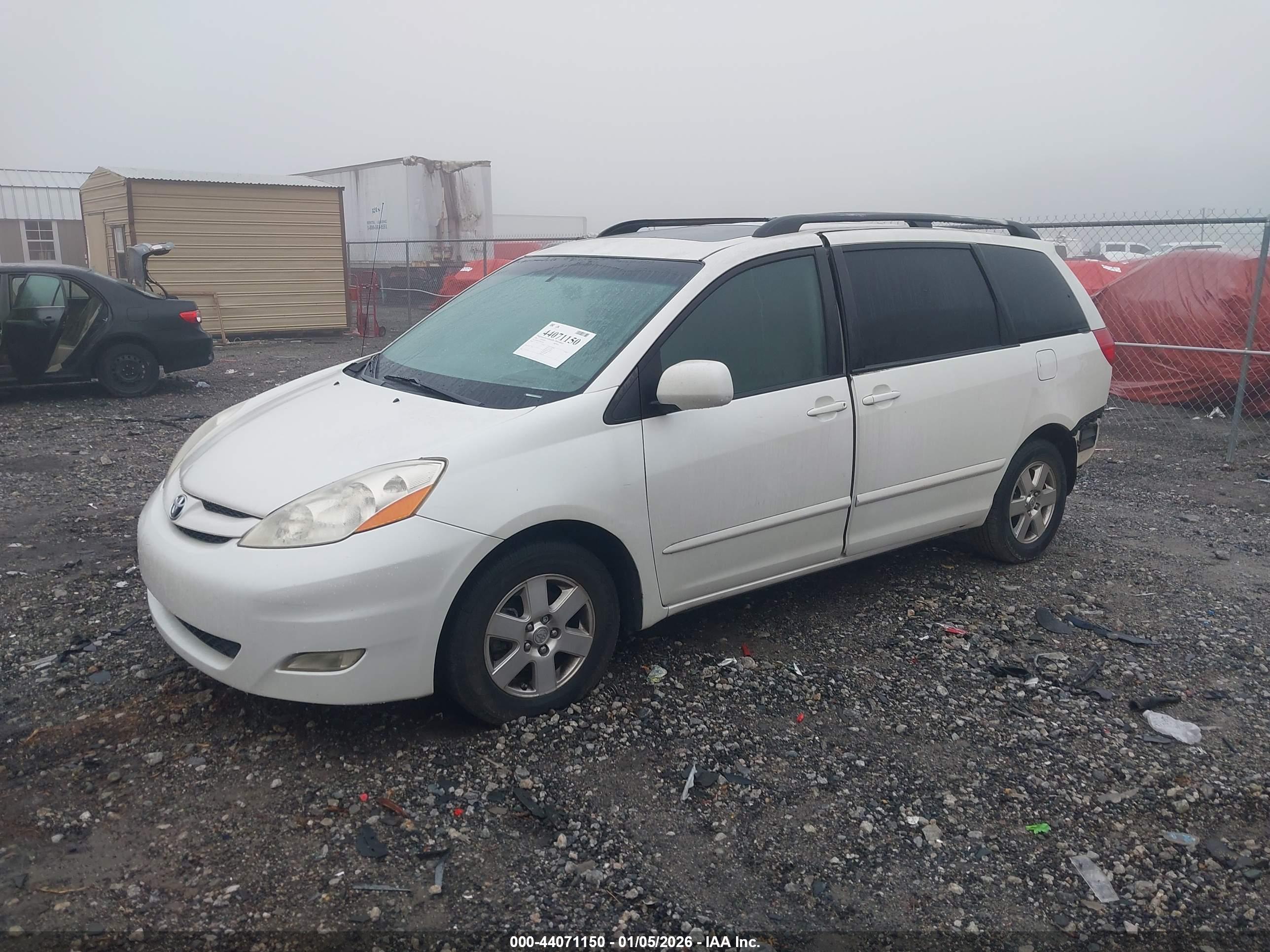 TOYOTA SIENNA image 2