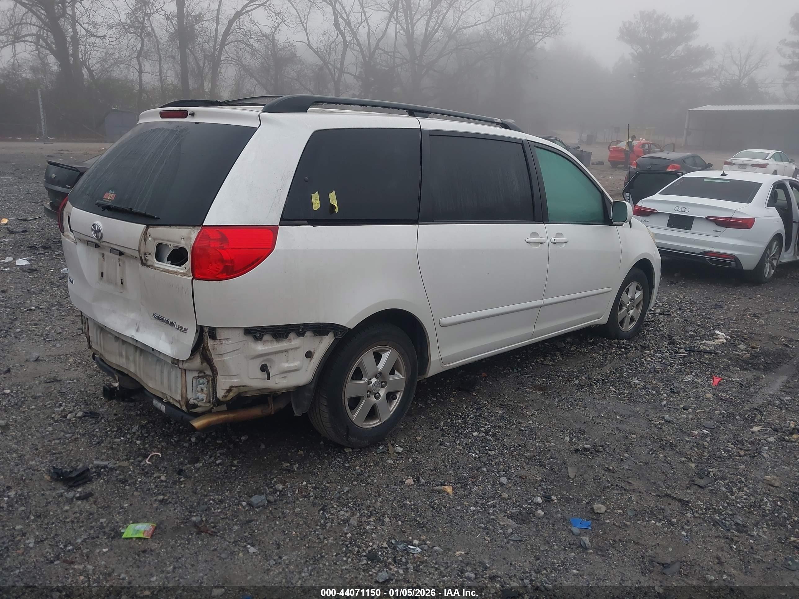 TOYOTA SIENNA image 4