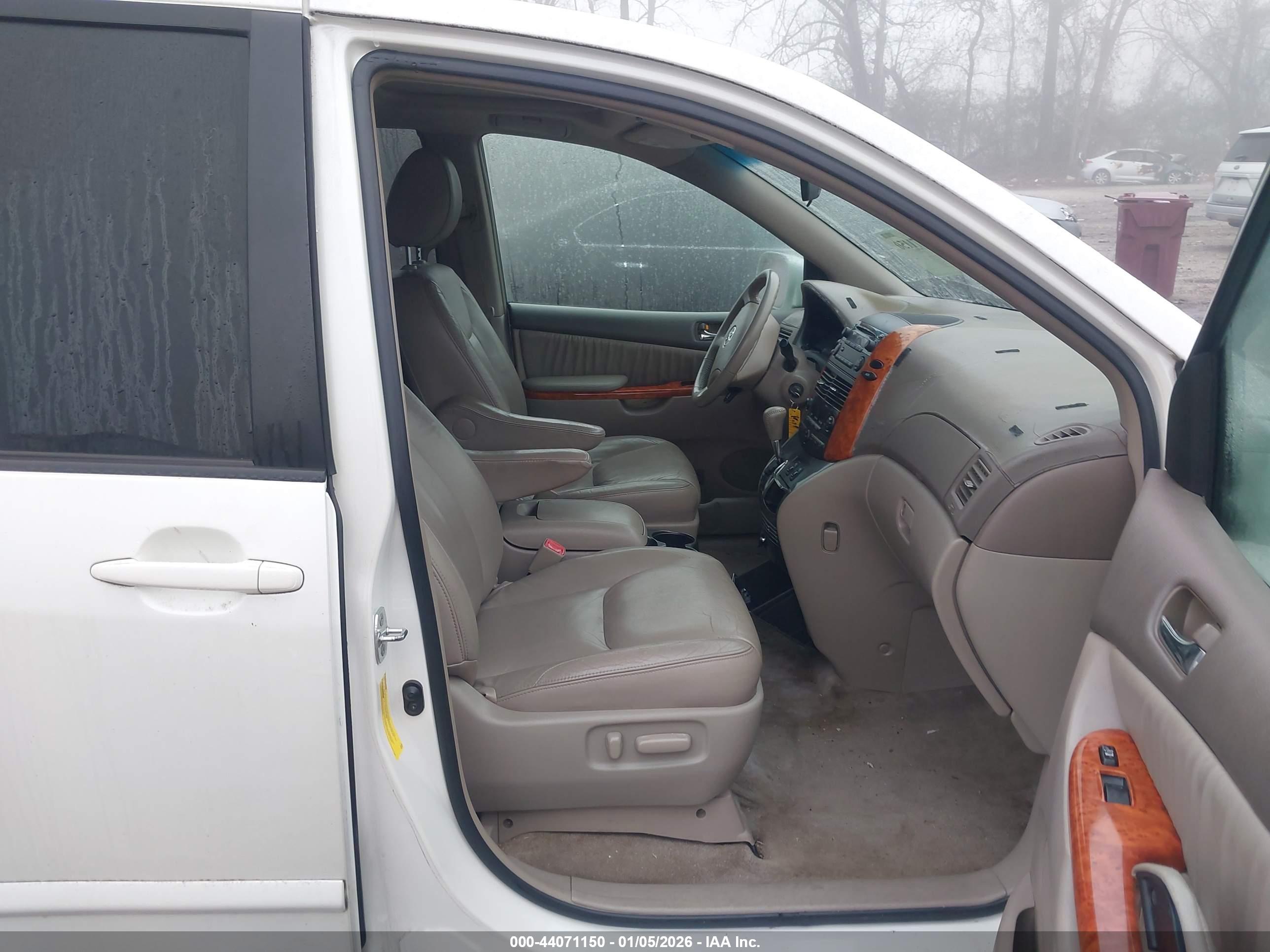 TOYOTA SIENNA image 5