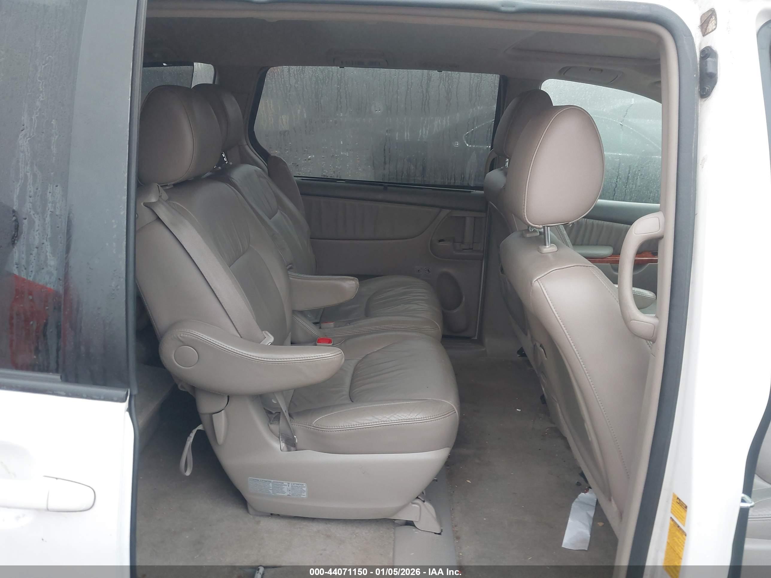 TOYOTA SIENNA image 8