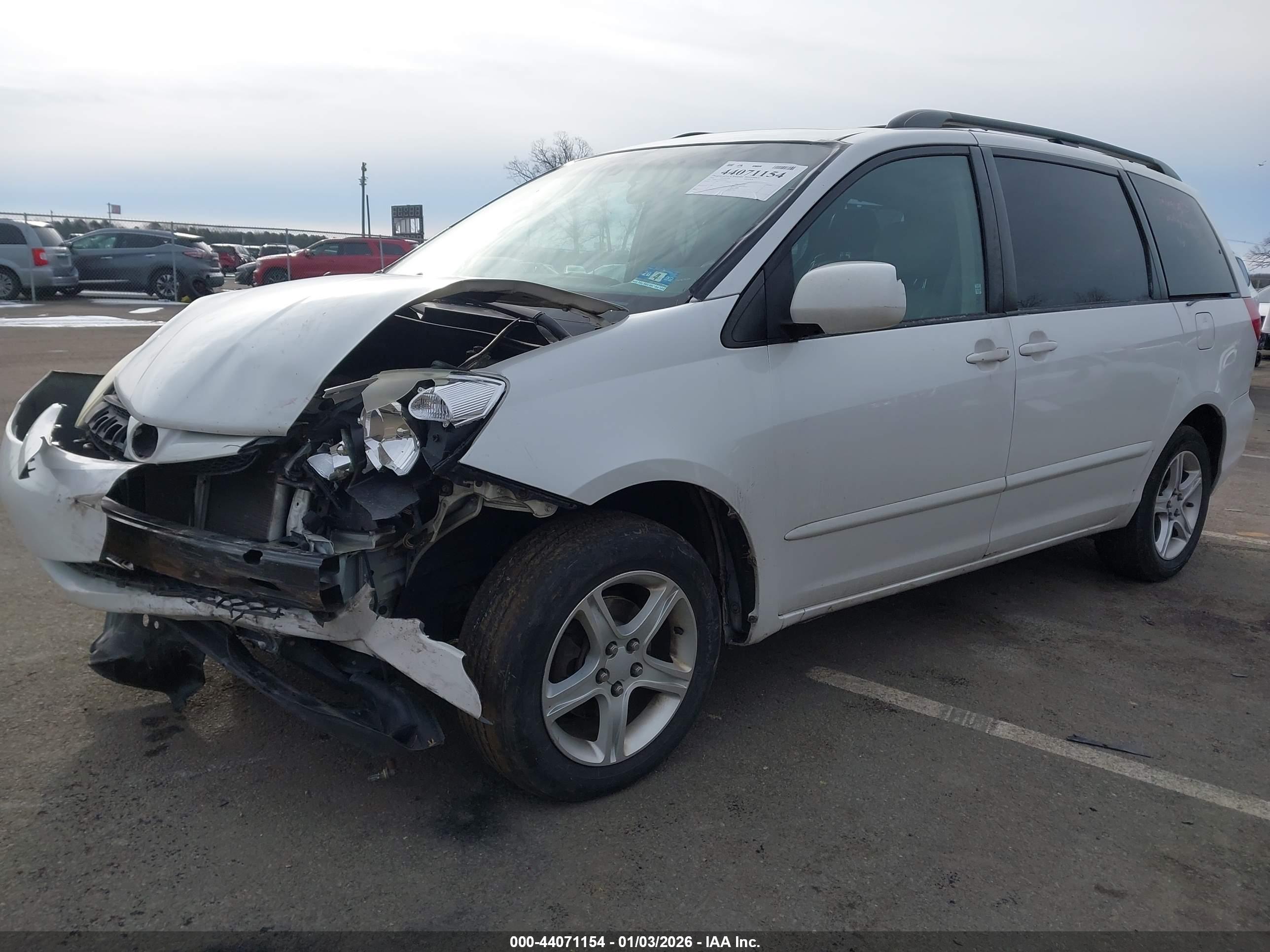 TOYOTA SIENNA image 2