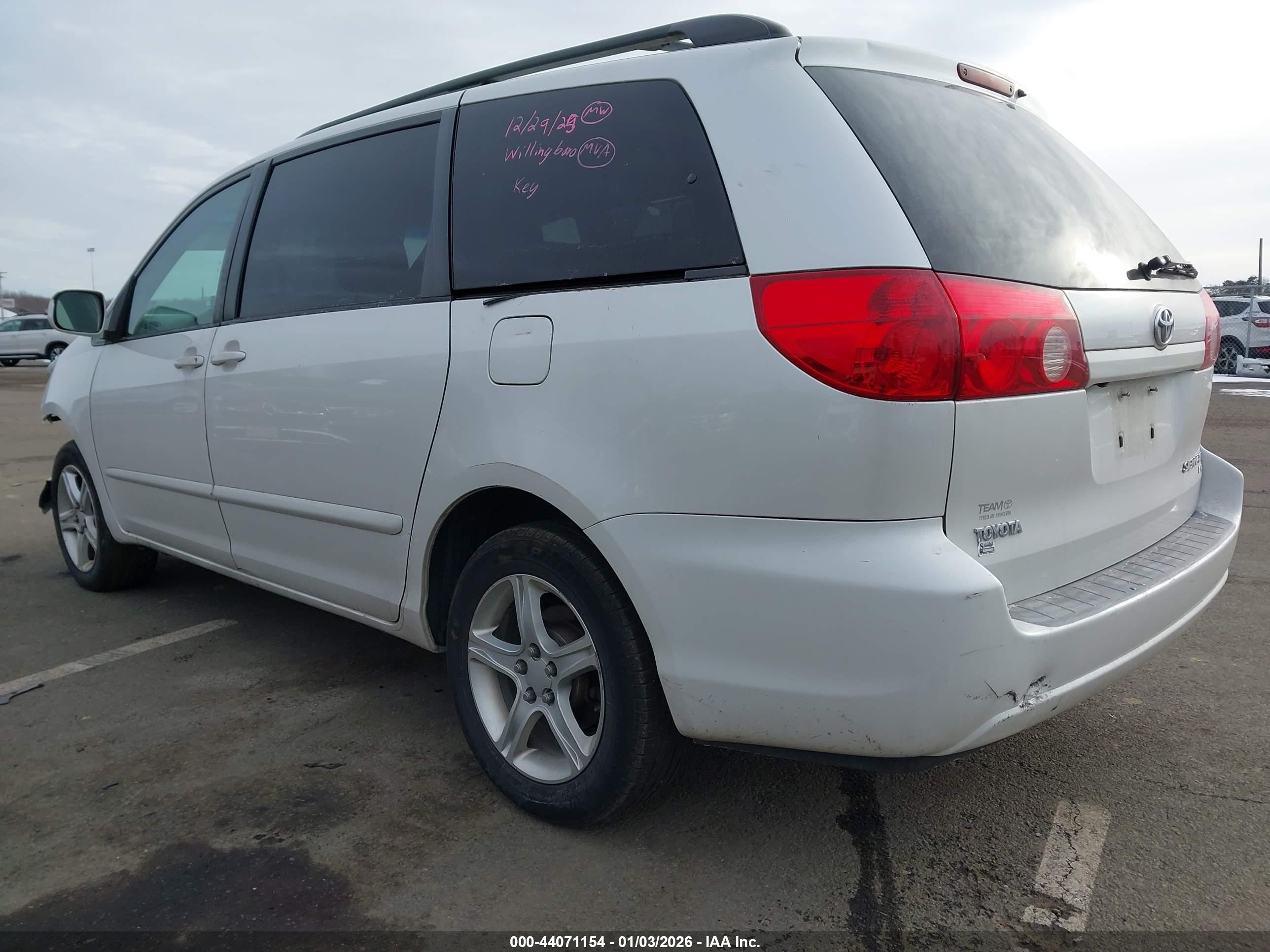 TOYOTA SIENNA image 3