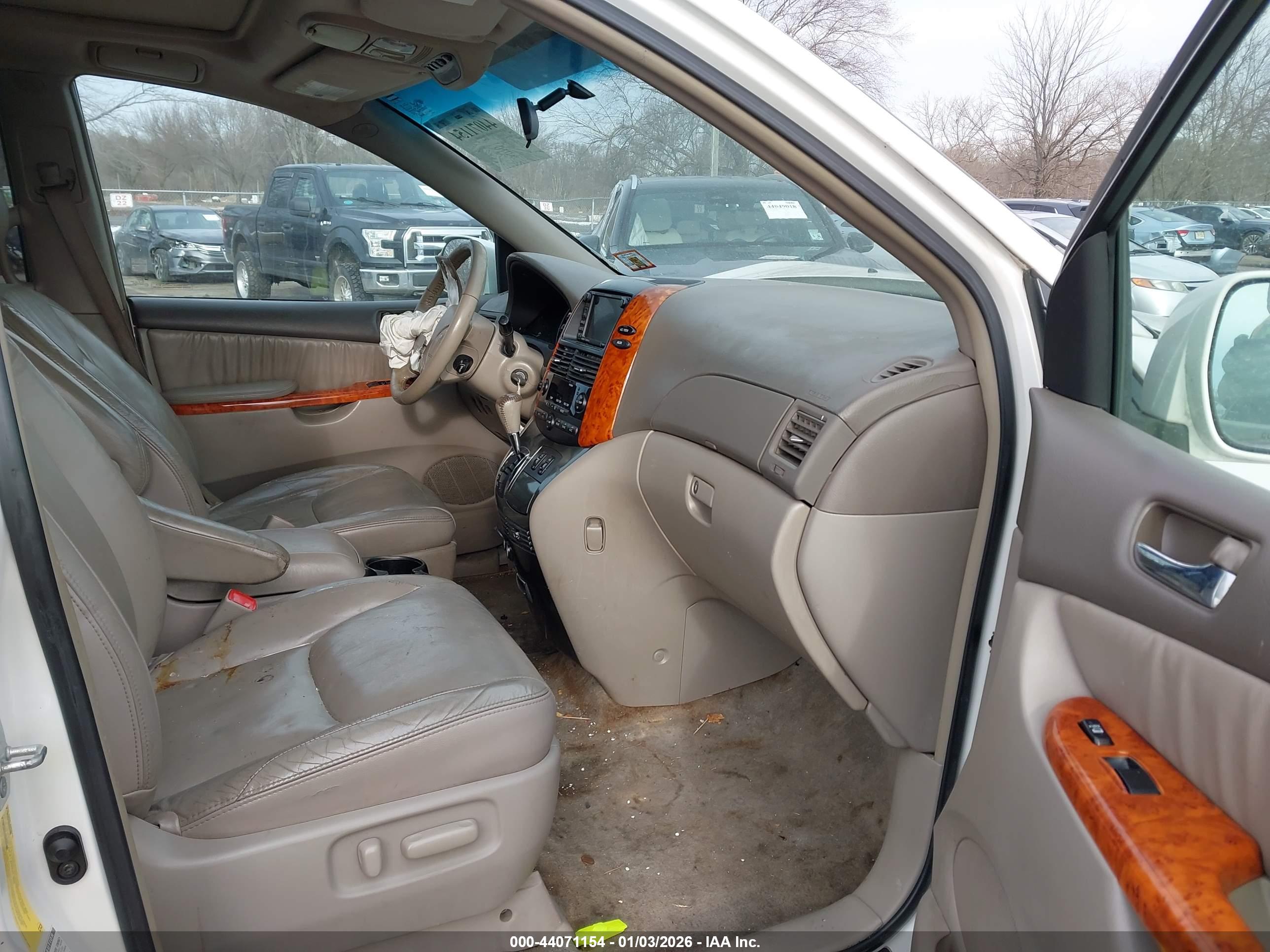 TOYOTA SIENNA image 5