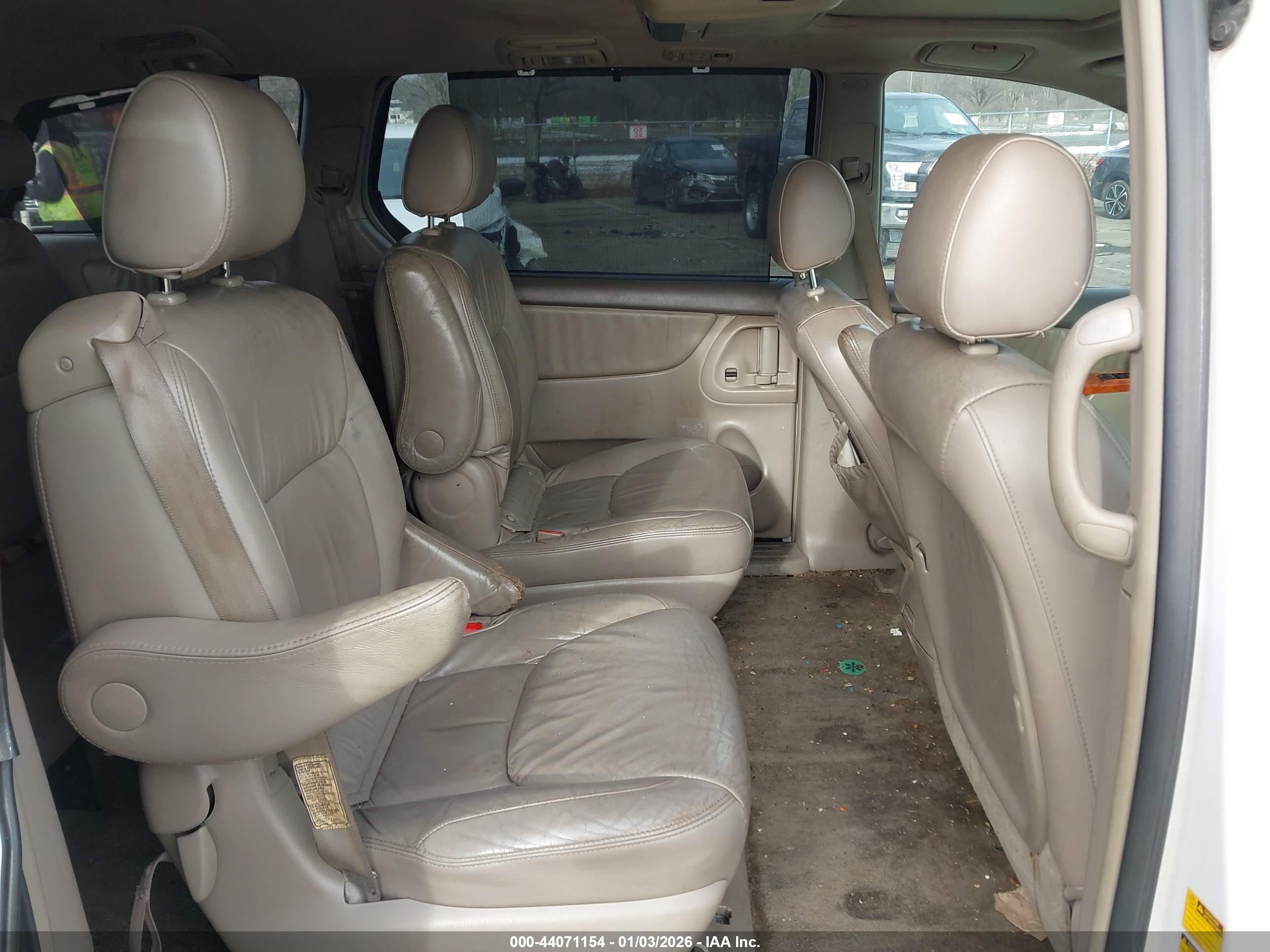 TOYOTA SIENNA image 8