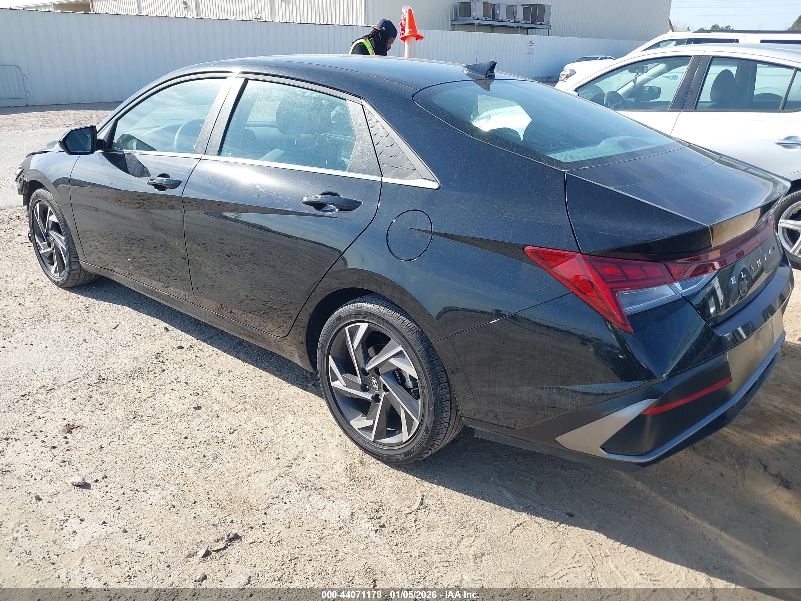 HYUNDAI ELANTRA image 3