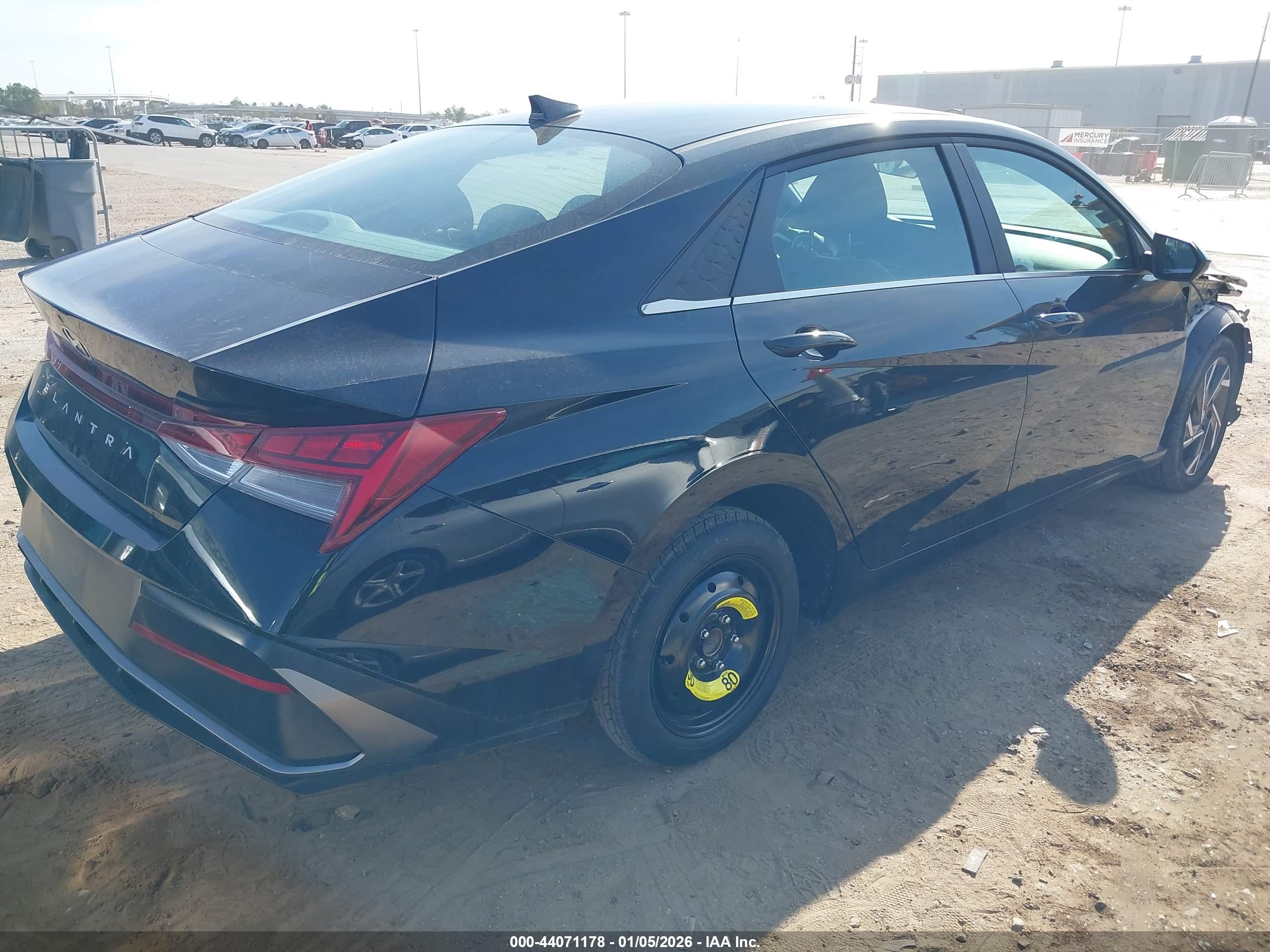 HYUNDAI ELANTRA image 4