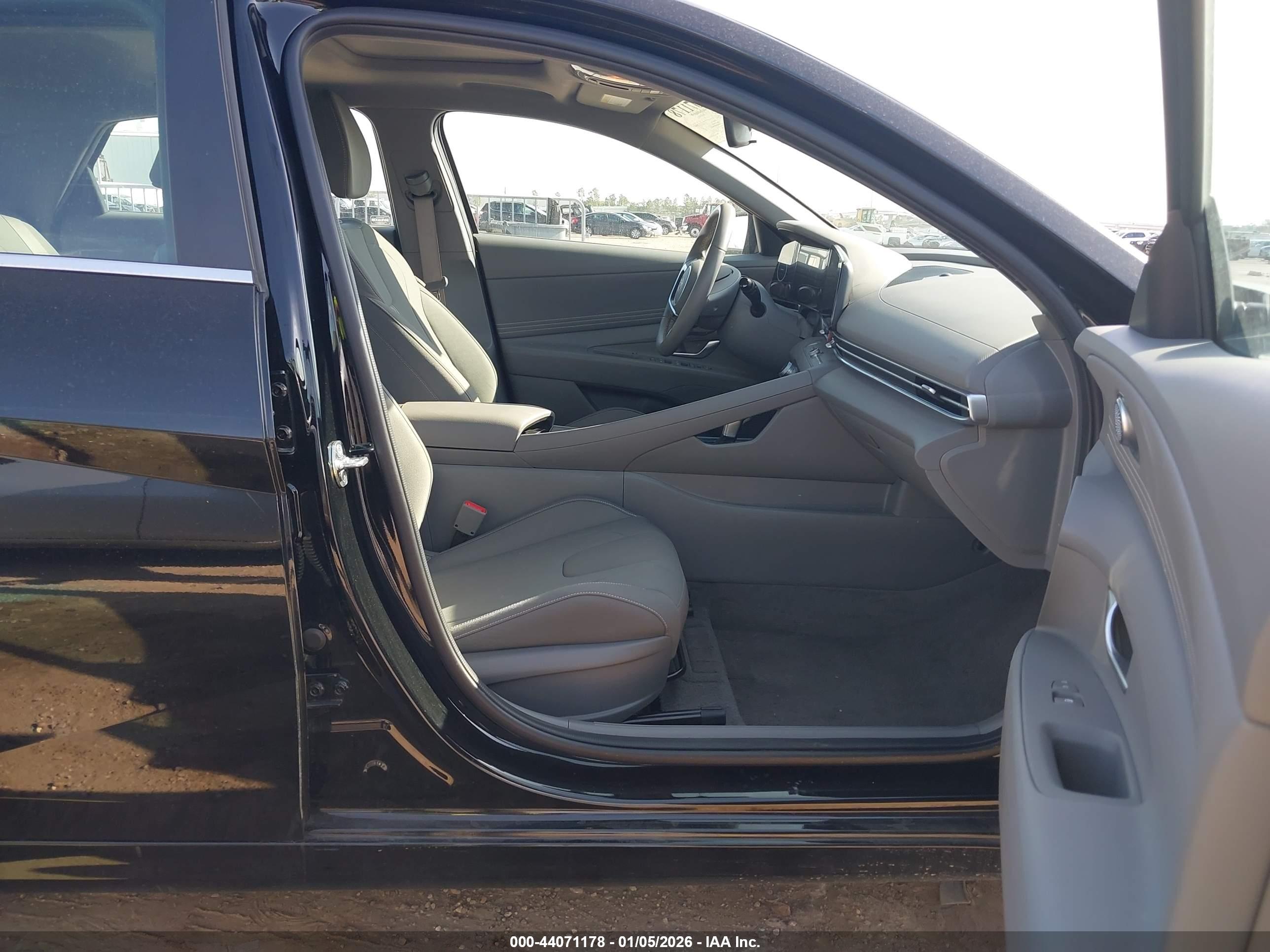 HYUNDAI ELANTRA image 5