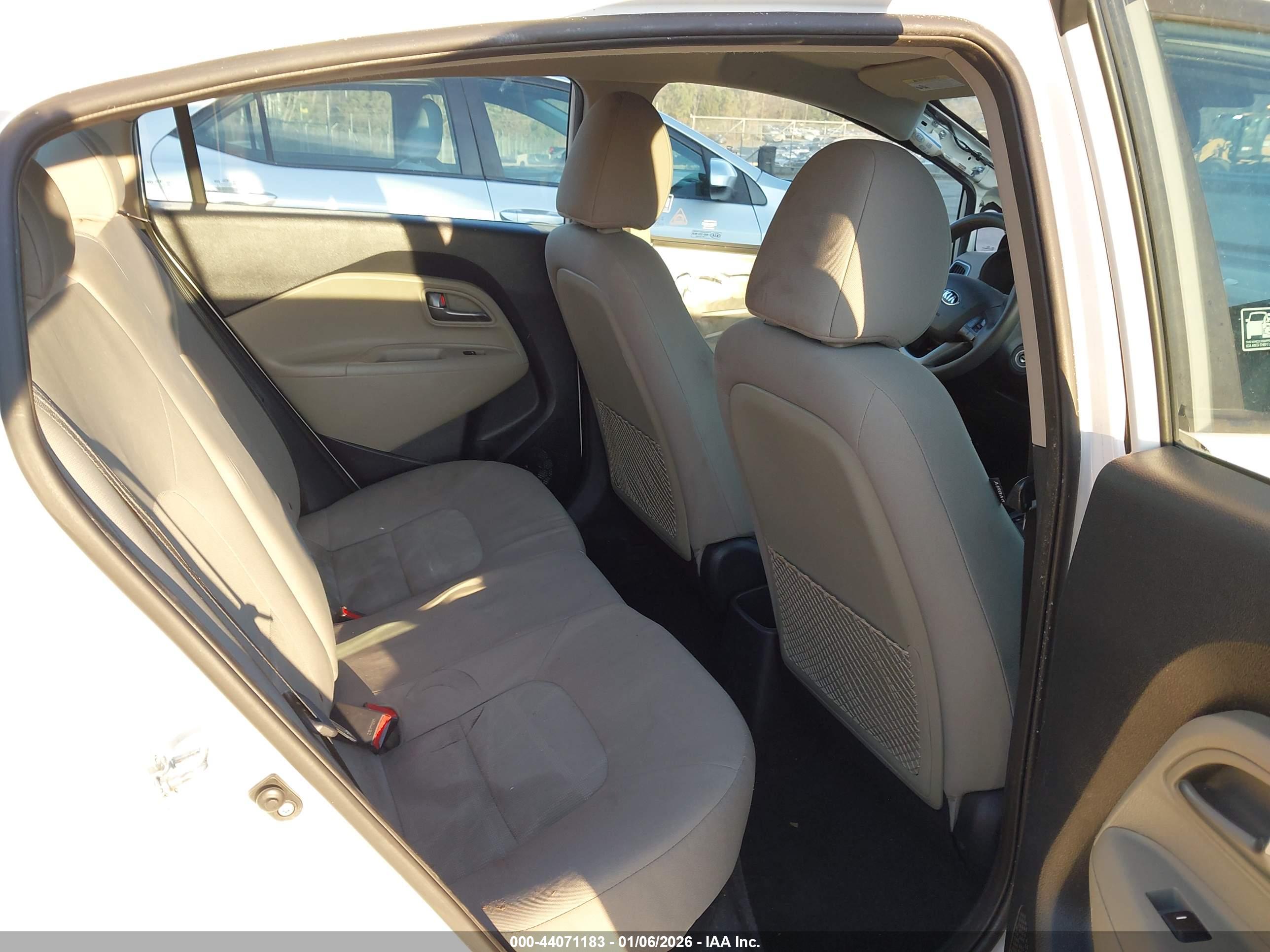 KIA RIO image 8
