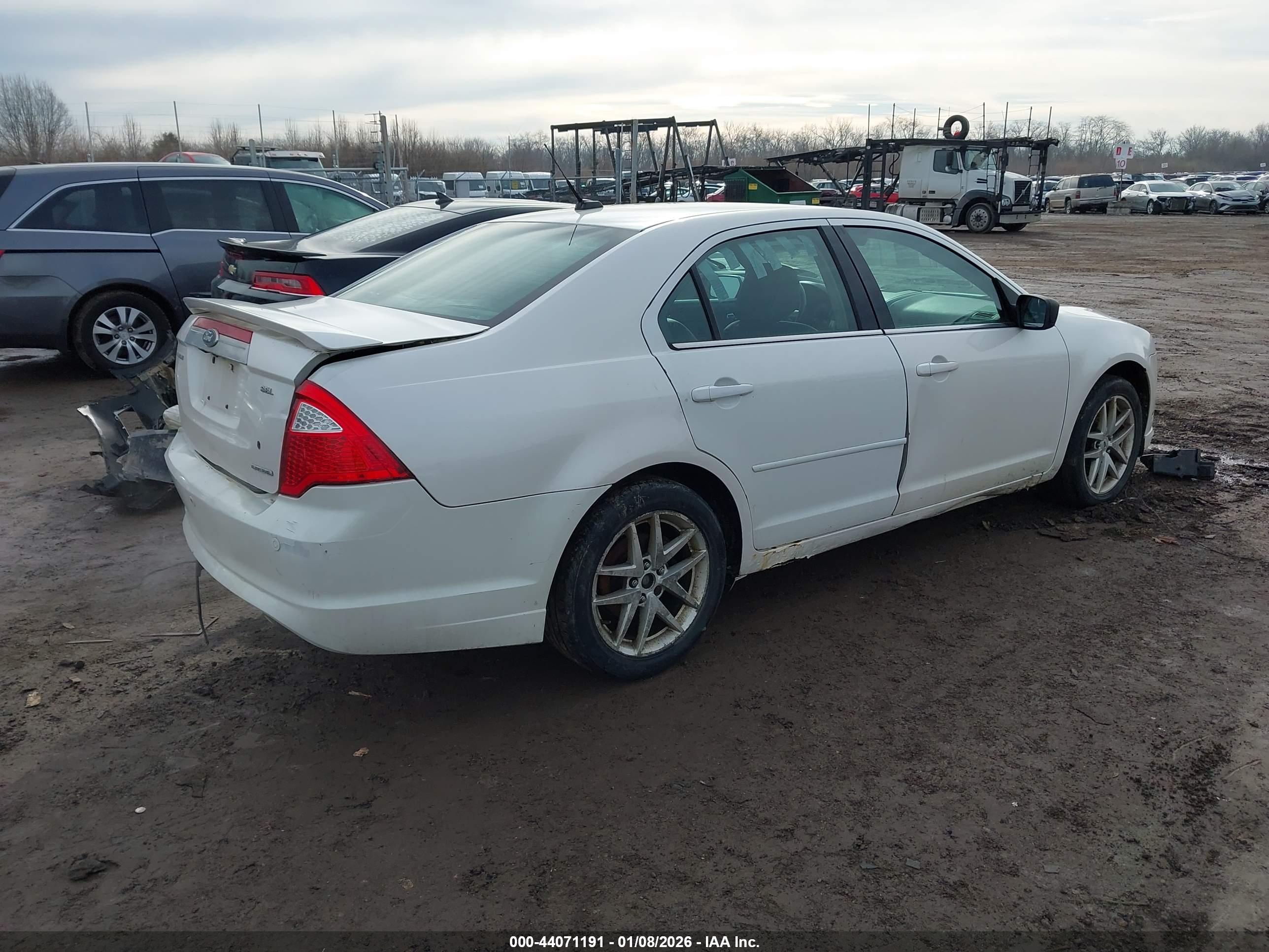 FORD FUSION image 4