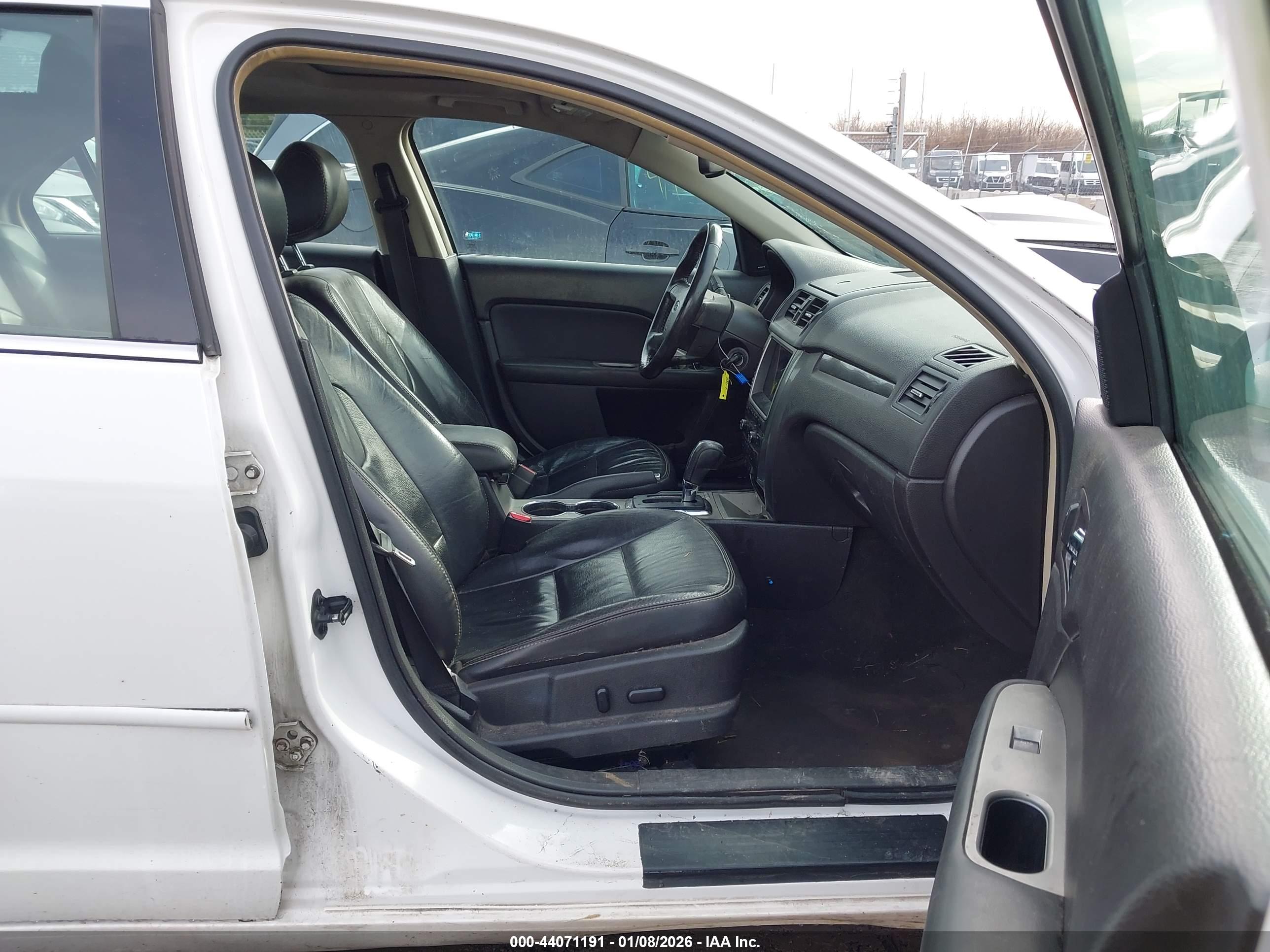 FORD FUSION image 5
