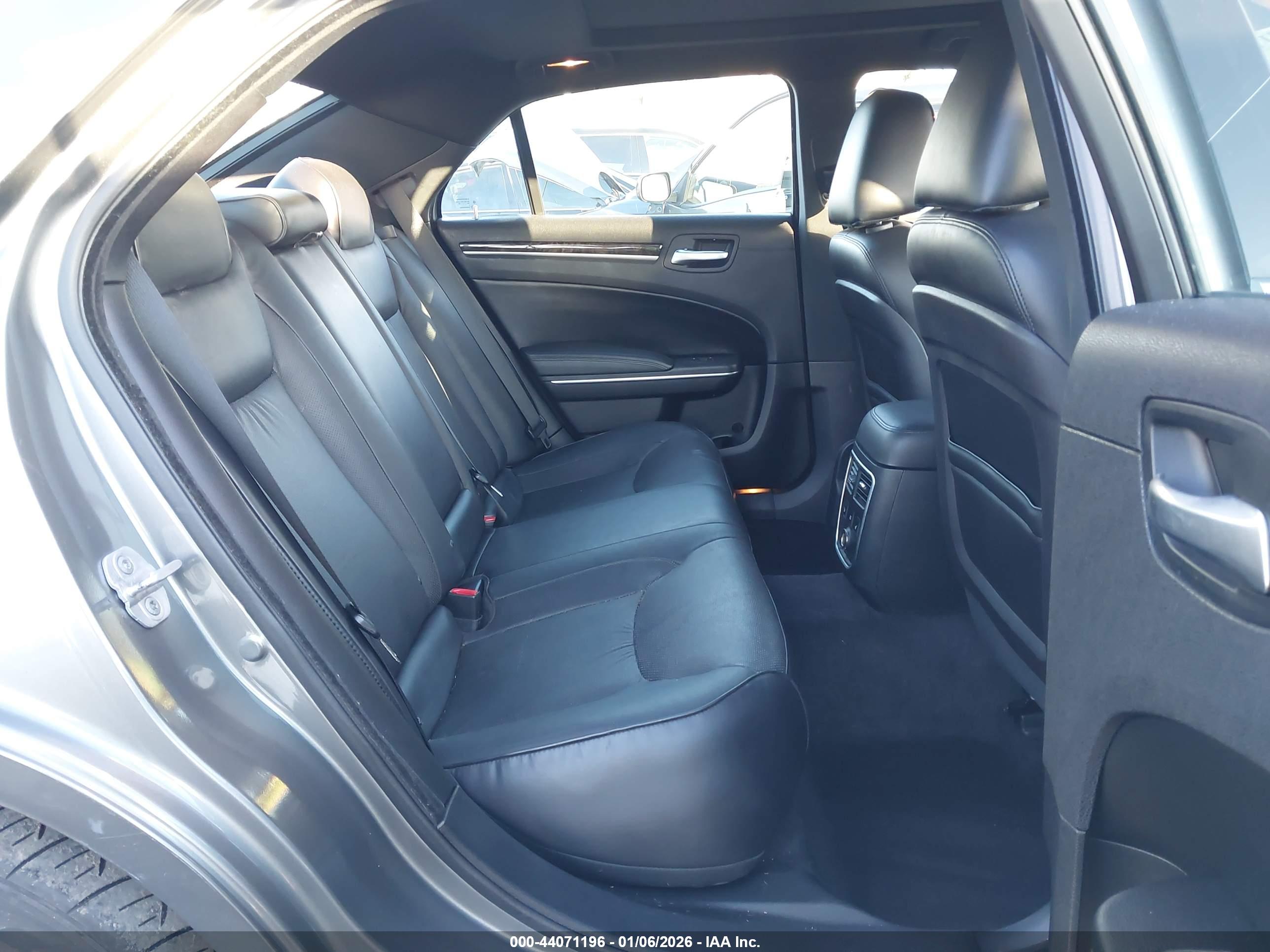 CHRYSLER 300C image 8