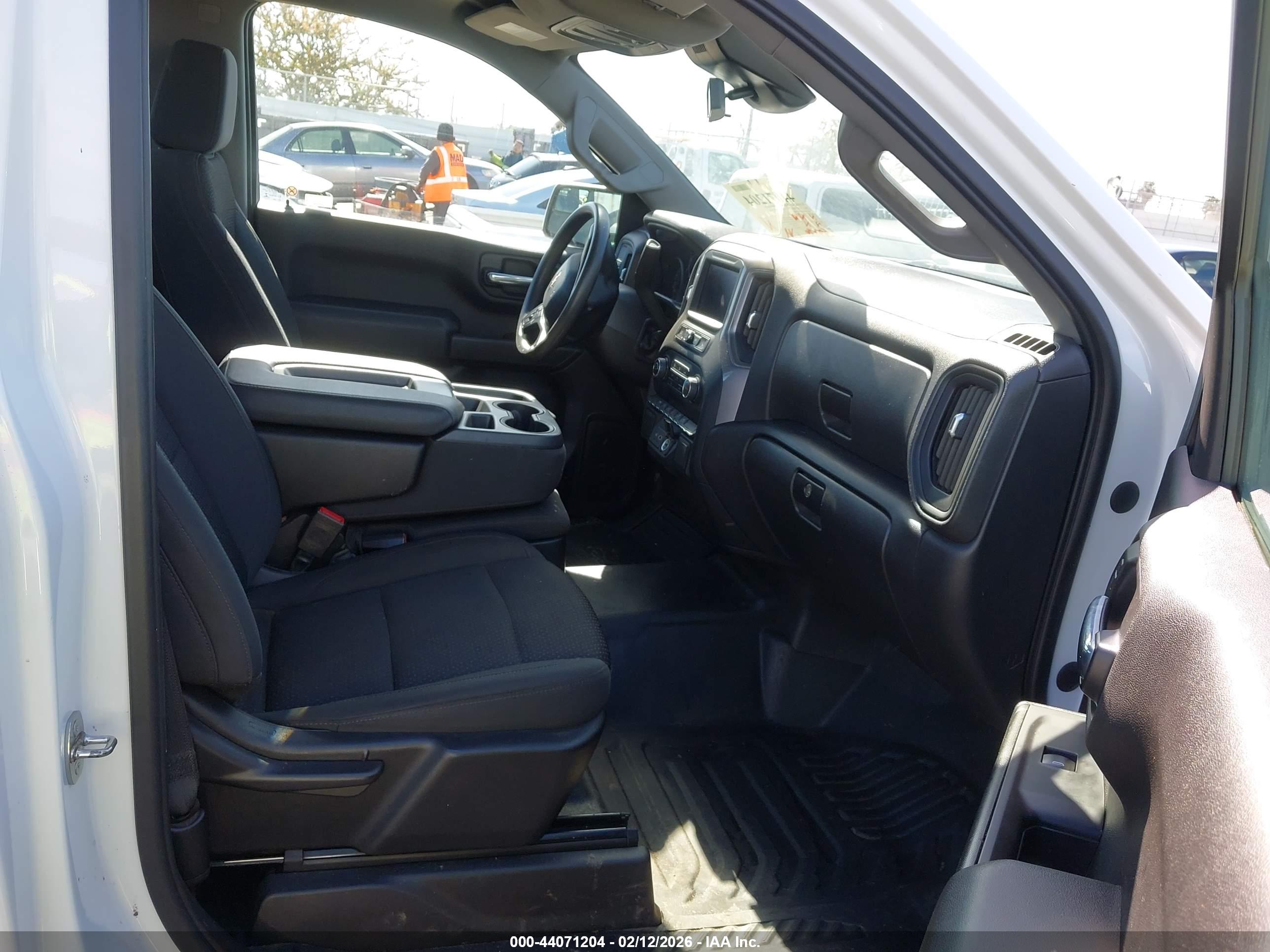 CHEVROLET SILVERADO image 5