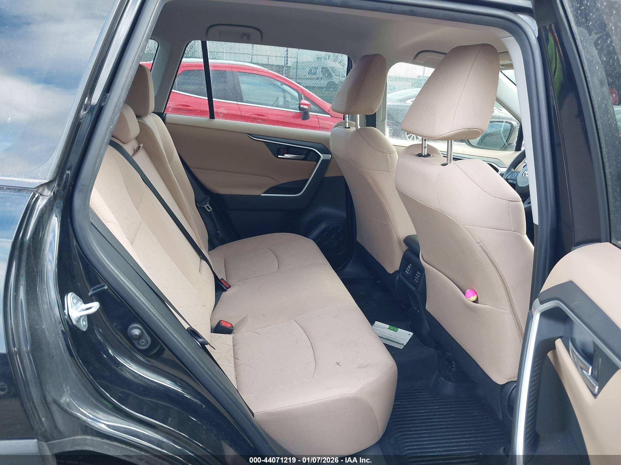 TOYOTA RAV4 image 8
