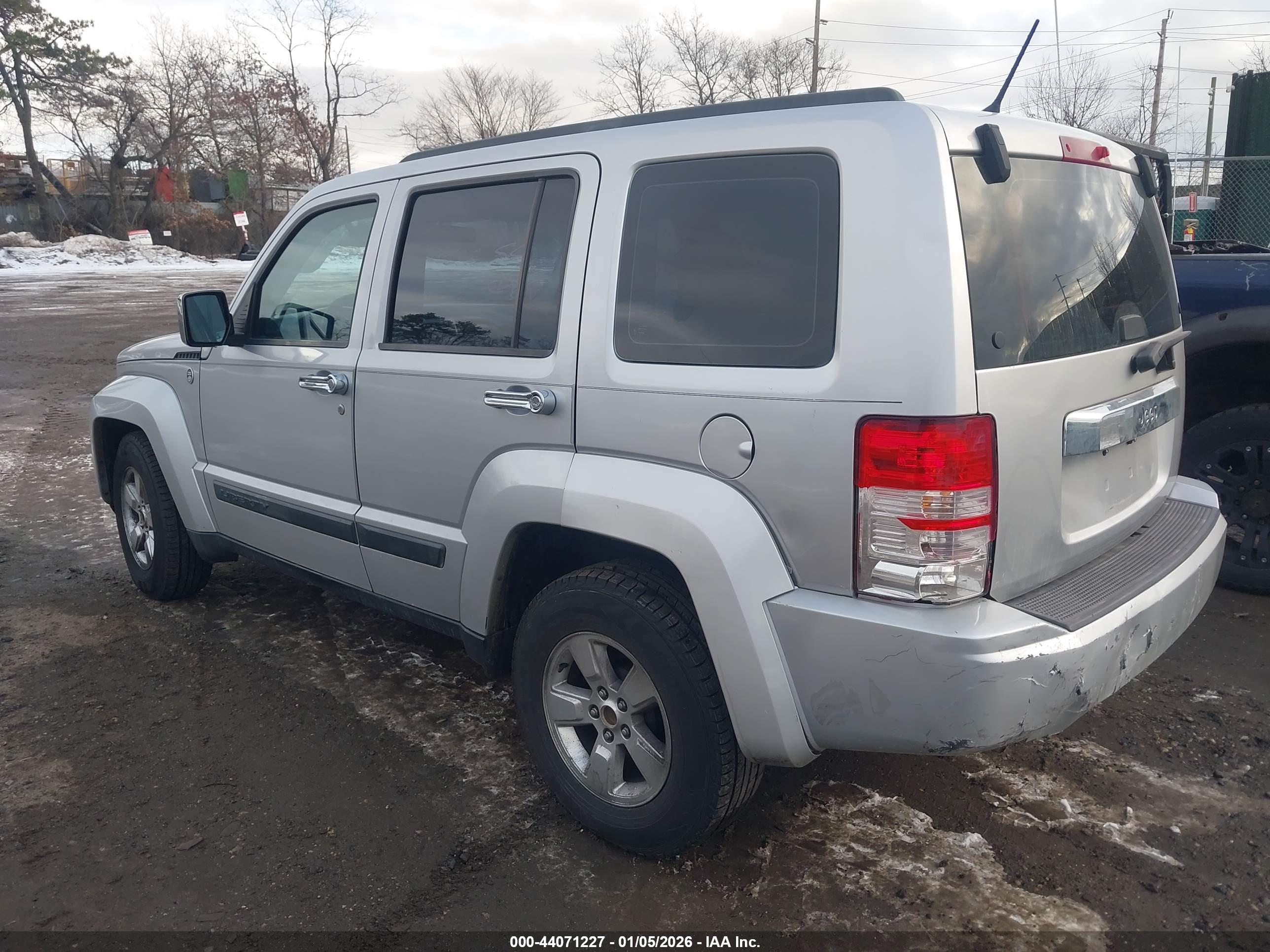 JEEP LIBERTY image 3