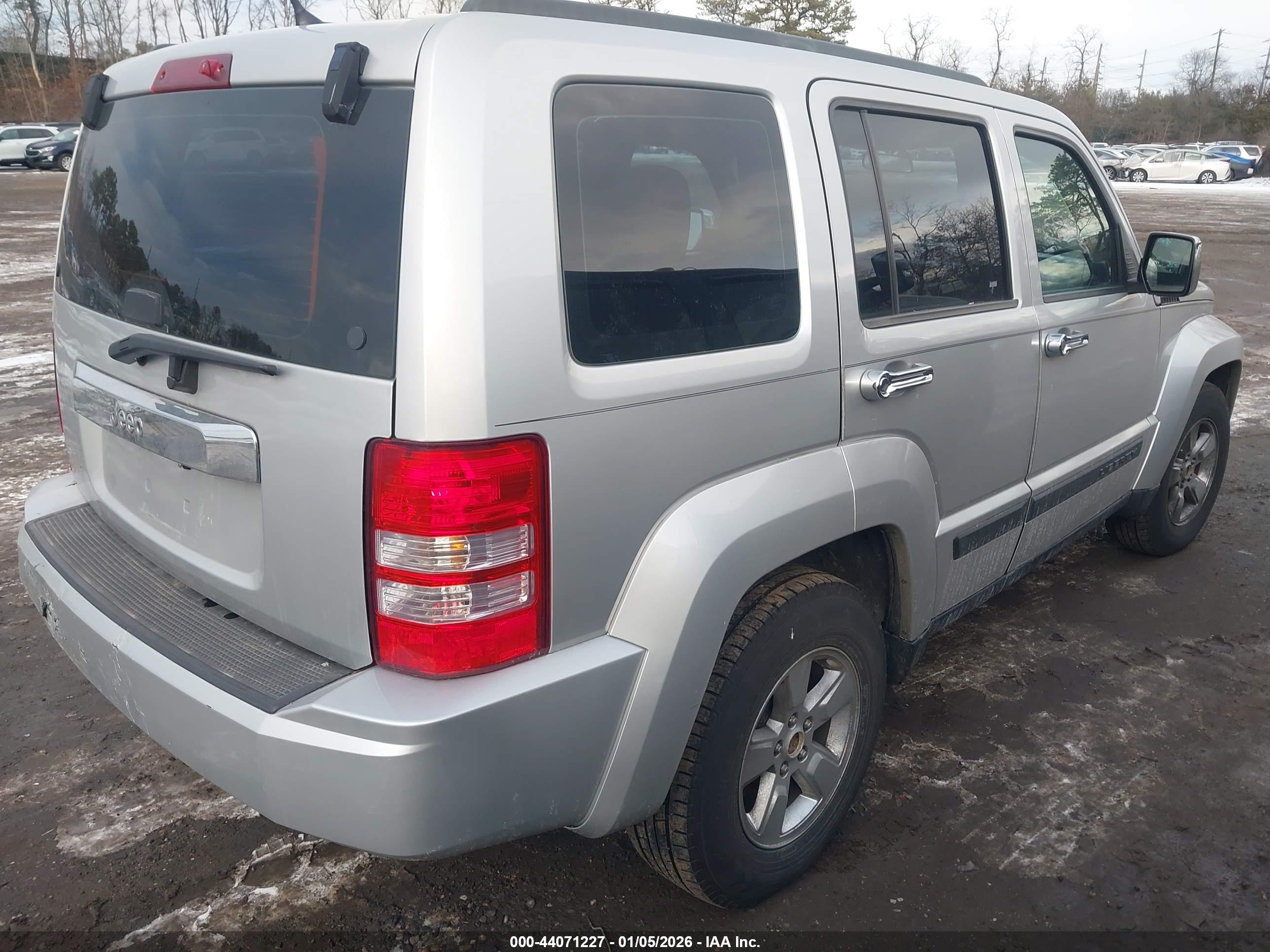 JEEP LIBERTY image 4