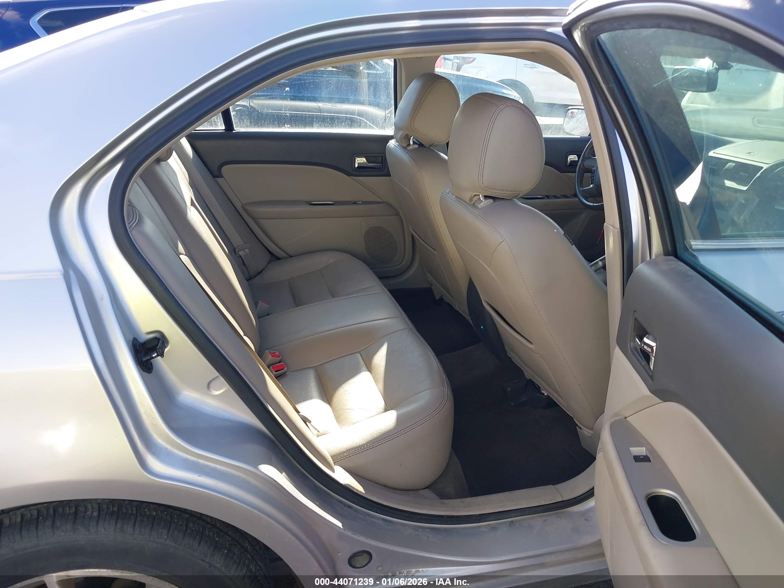 FORD FUSION image 8