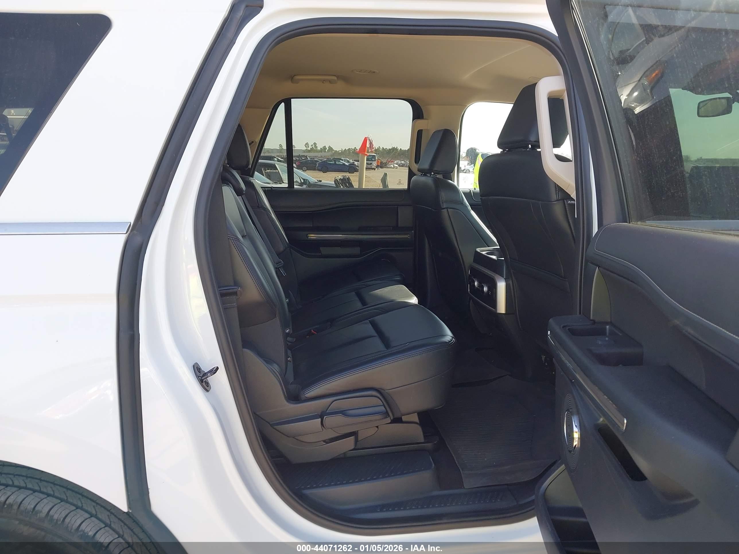 FORD EXPEDITION image 8