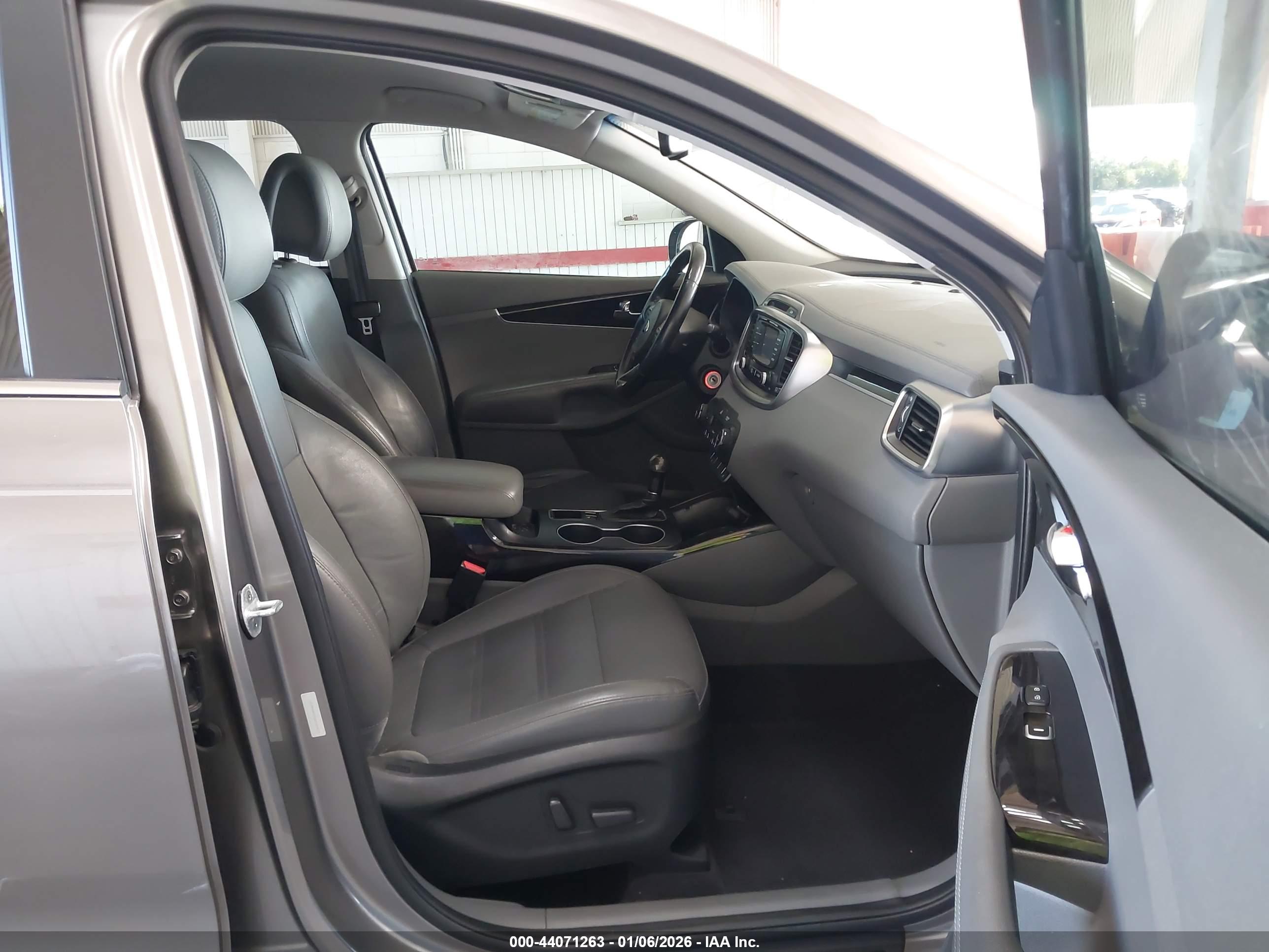 KIA SORENTO image 5