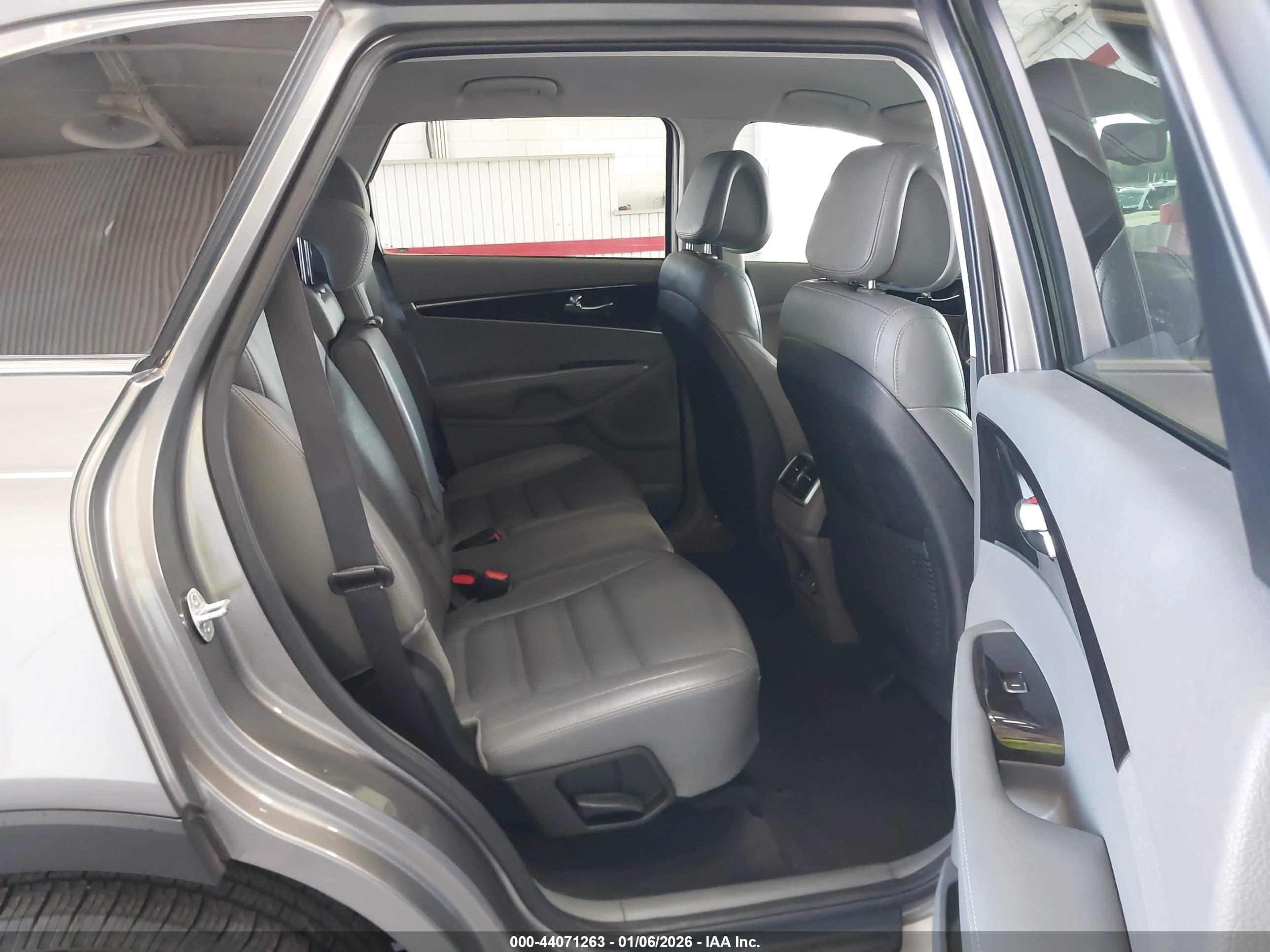 KIA SORENTO image 8