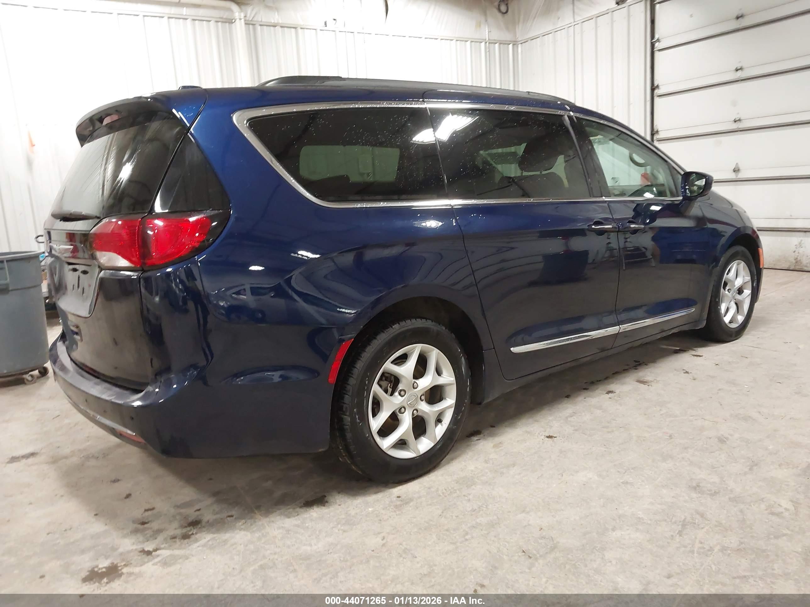 CHRYSLER PACIFICA image 4