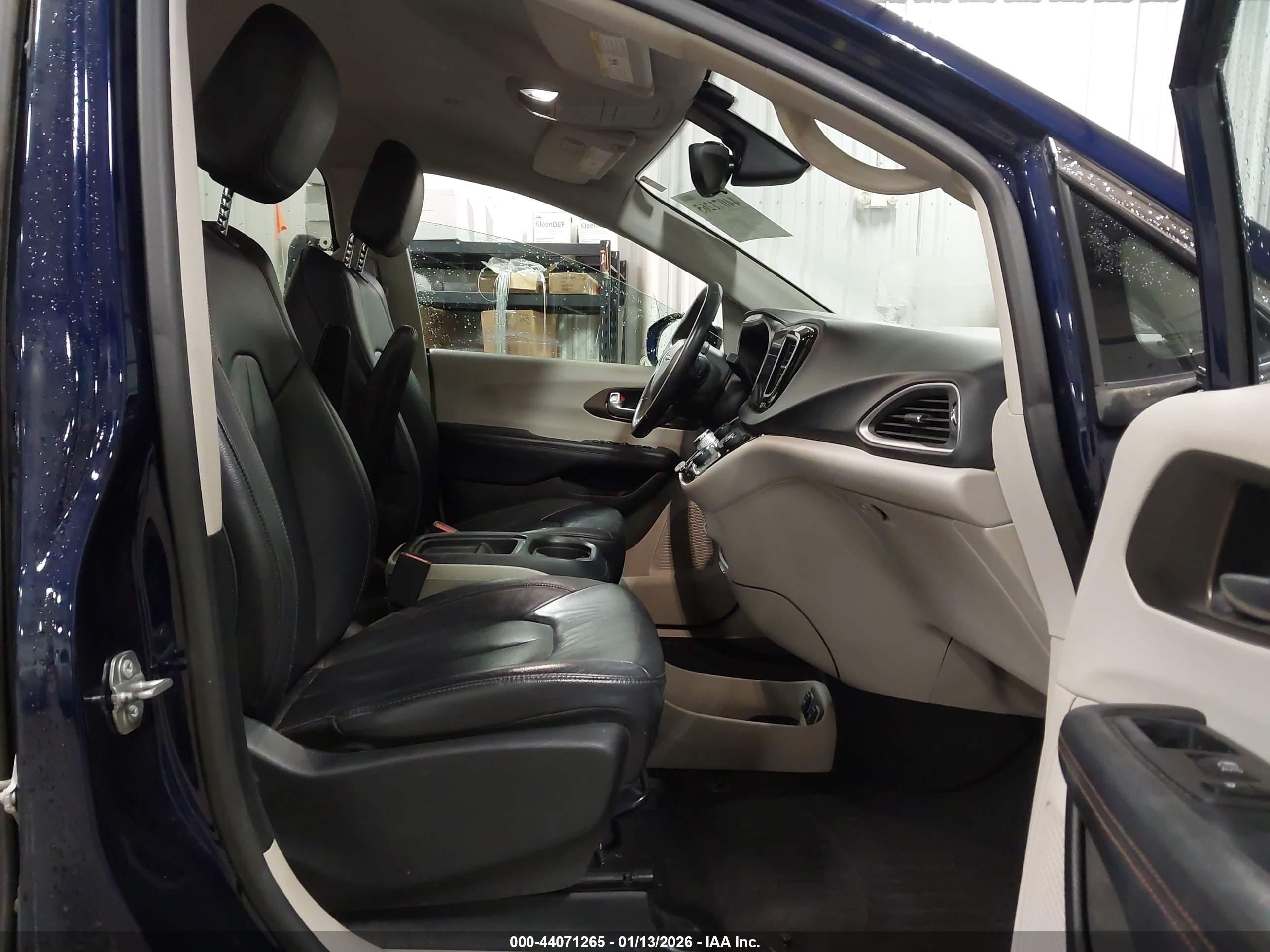 CHRYSLER PACIFICA image 5