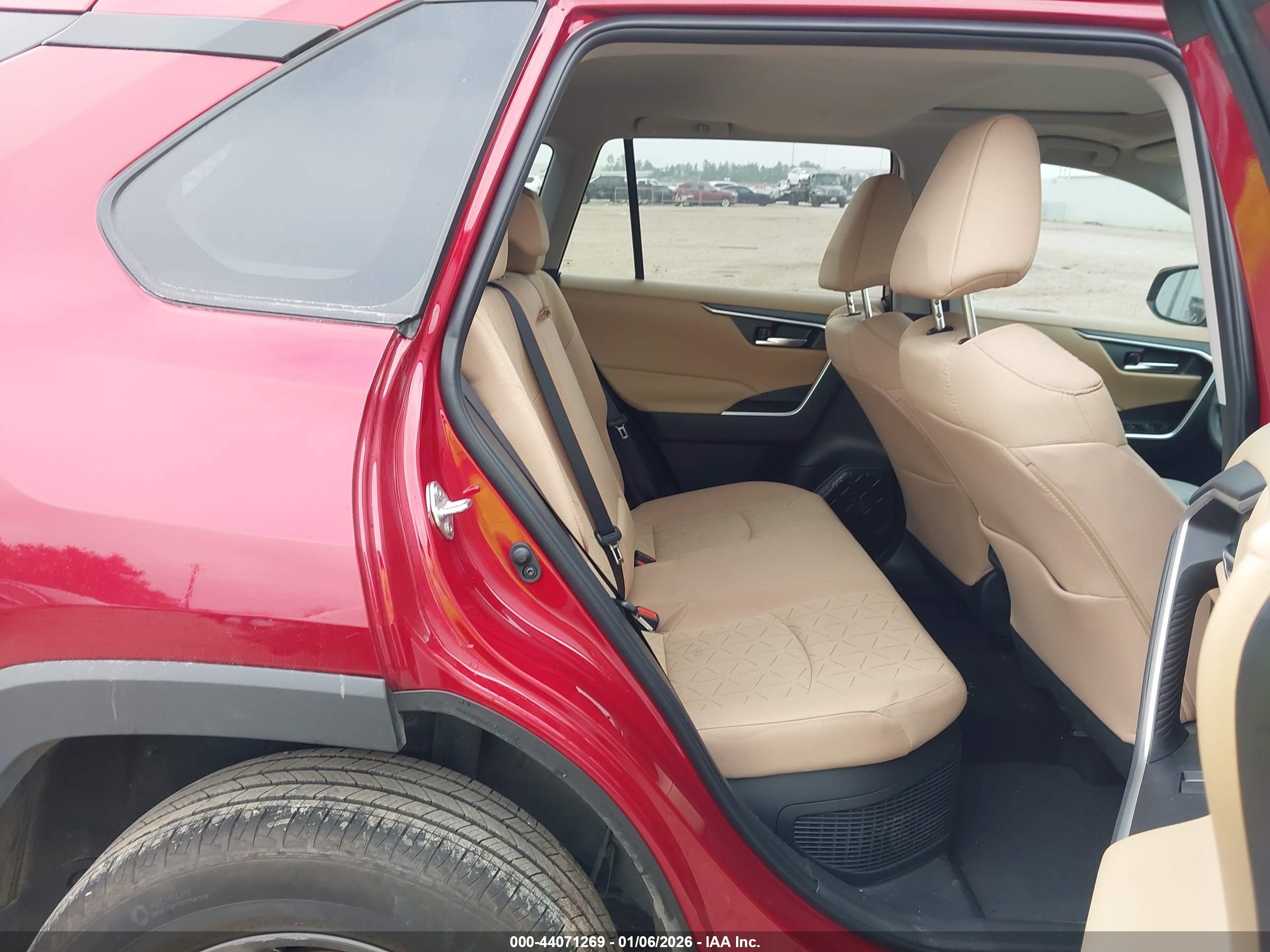 TOYOTA RAV4 image 8