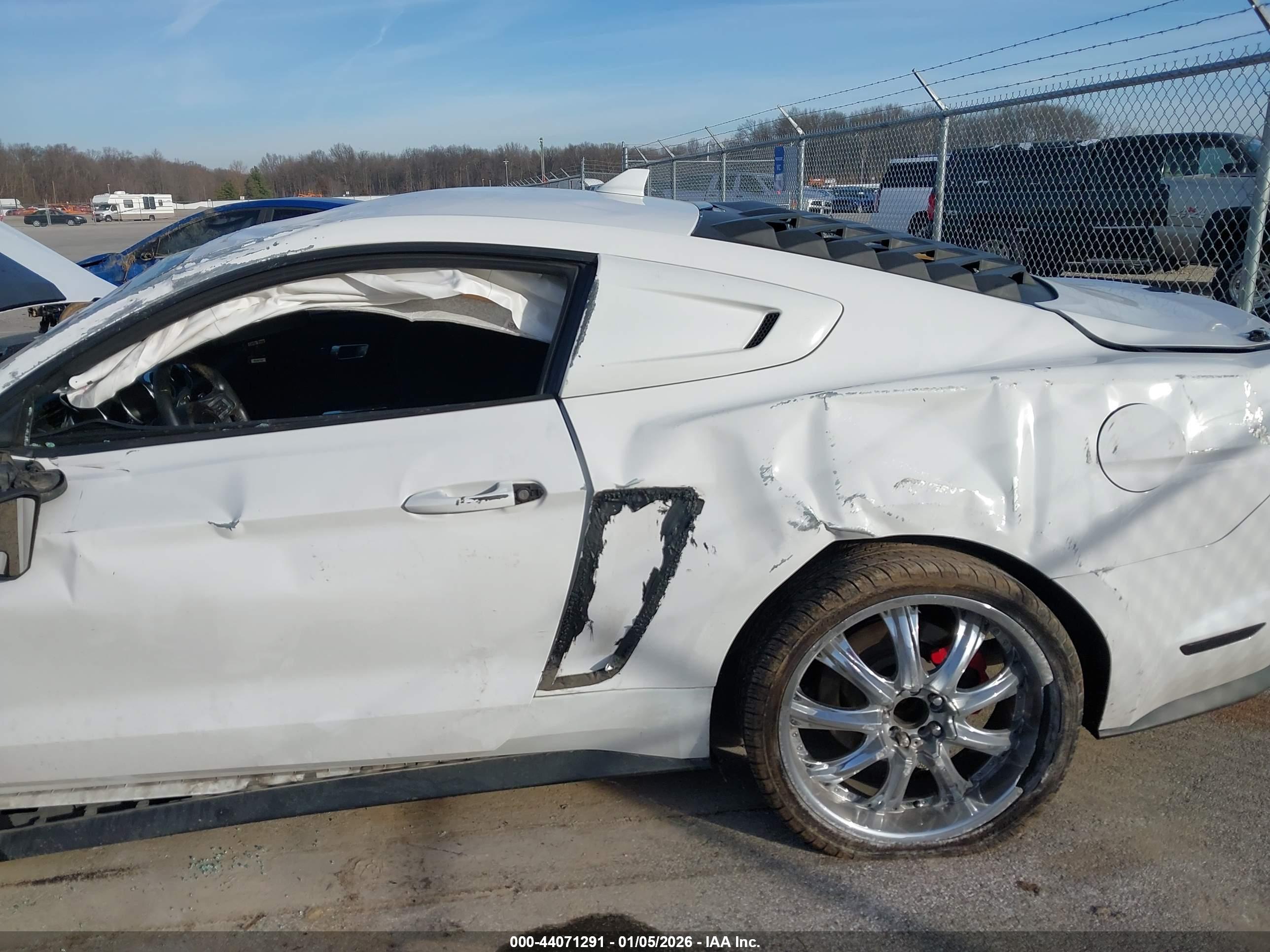 FORD MUSTANG image 6