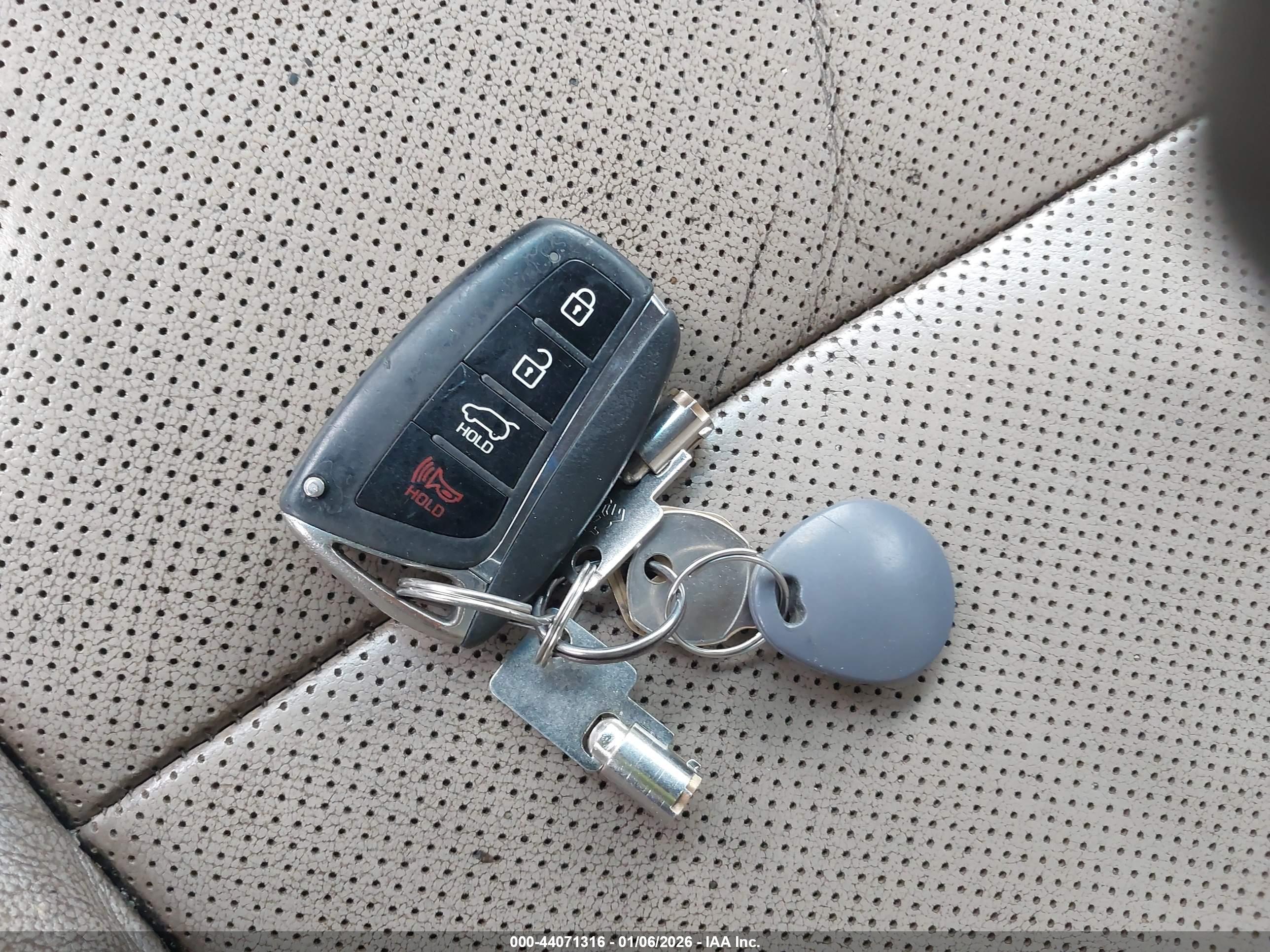 HYUNDAI SANTA image 11
