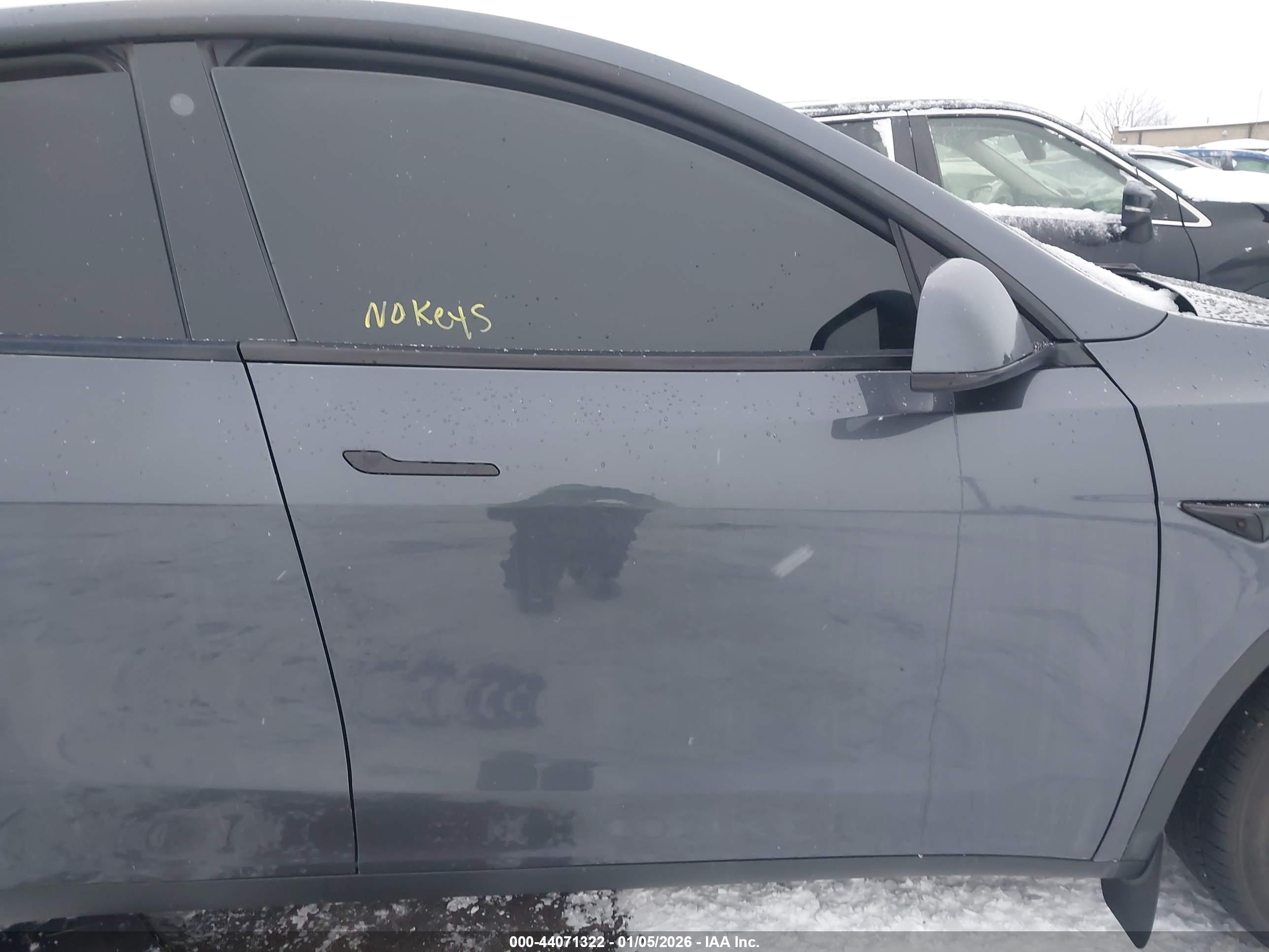 TESLA MODEL image 5