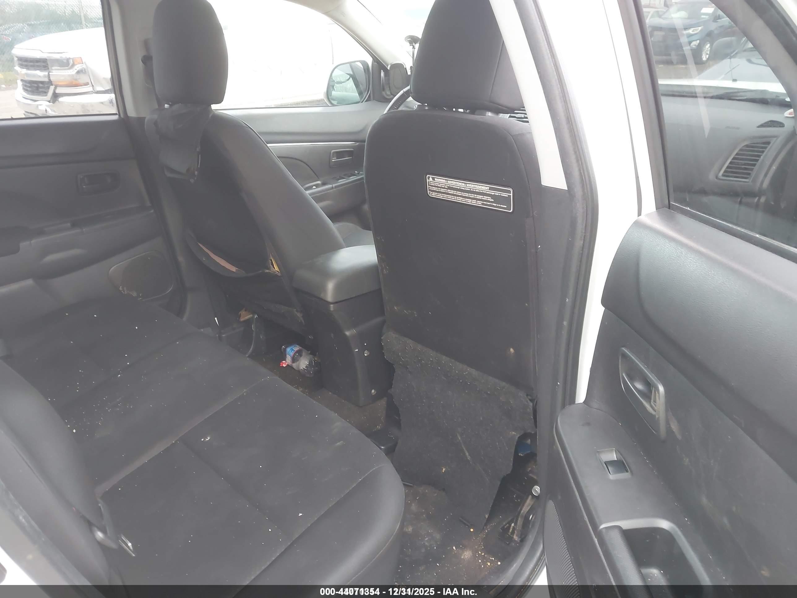 MITSUBISHI OUTLANDER image 8
