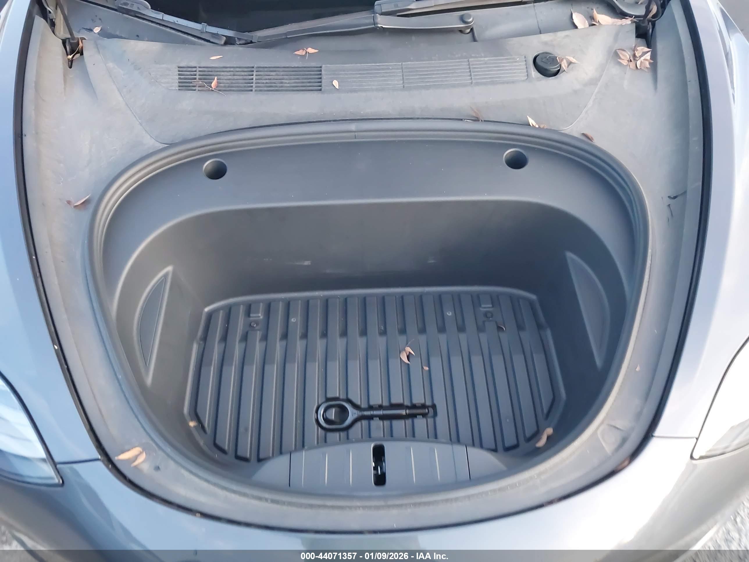 TESLA MODEL image 10