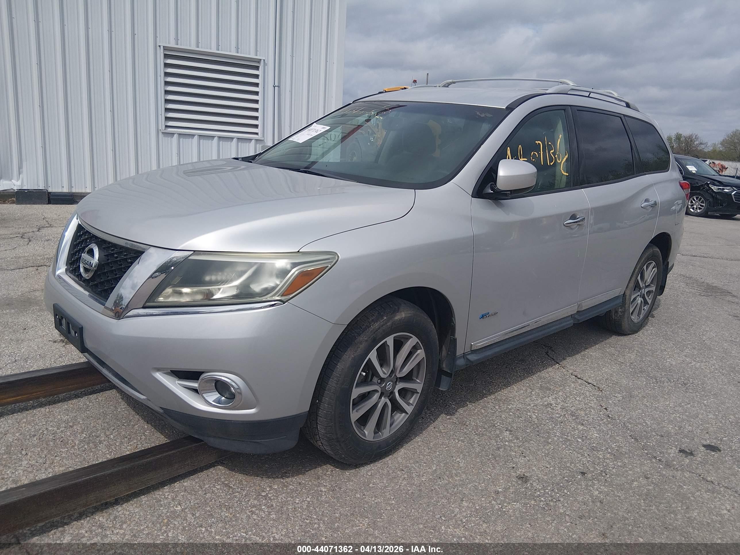 NISSAN PATHFINDER image 2