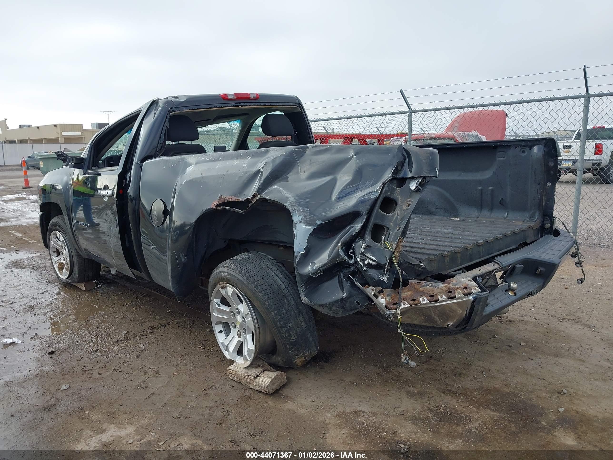 CHEVROLET SILVERADO image 3