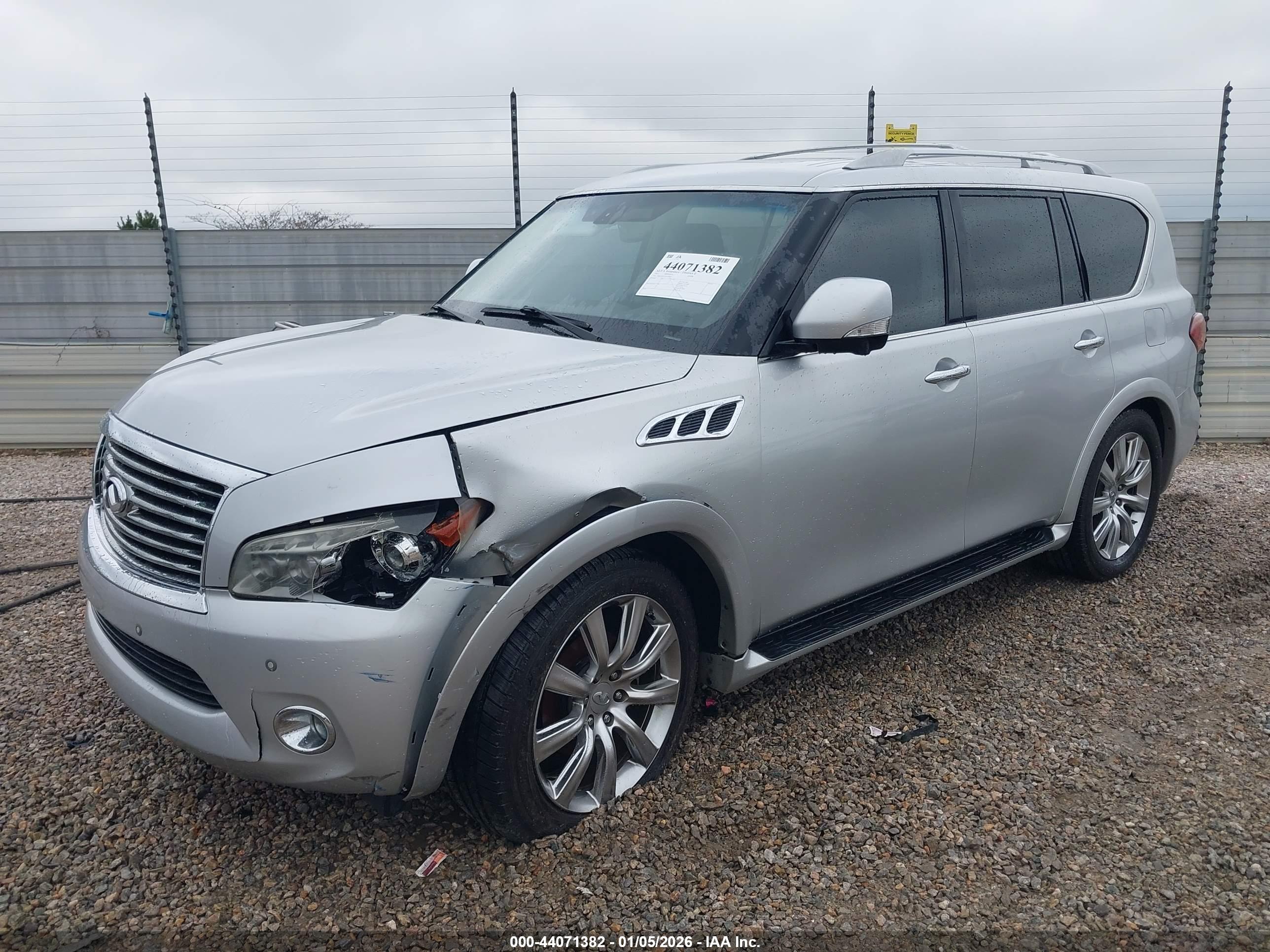 INFINITI QX56 image 2
