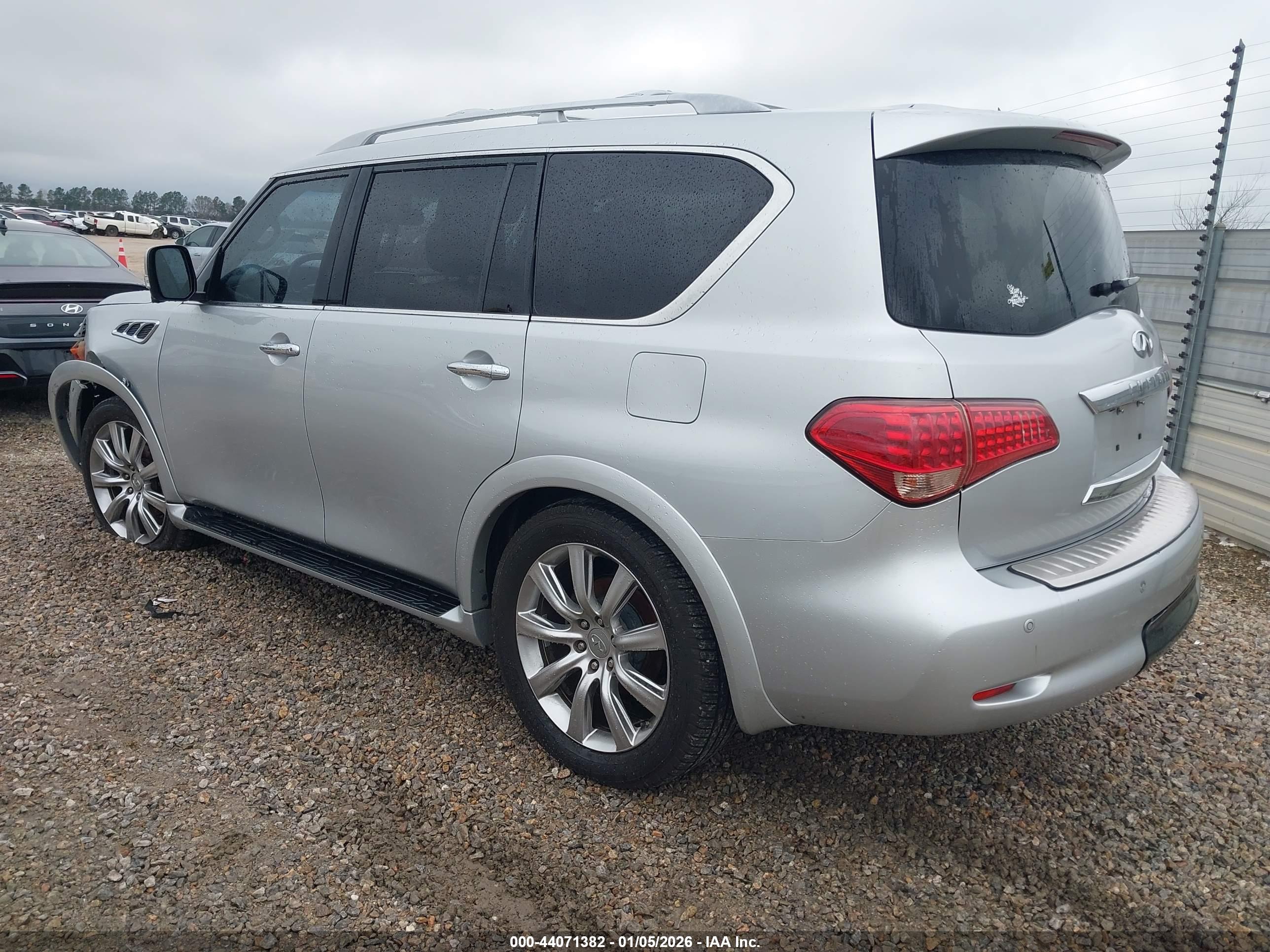 INFINITI QX56 image 3