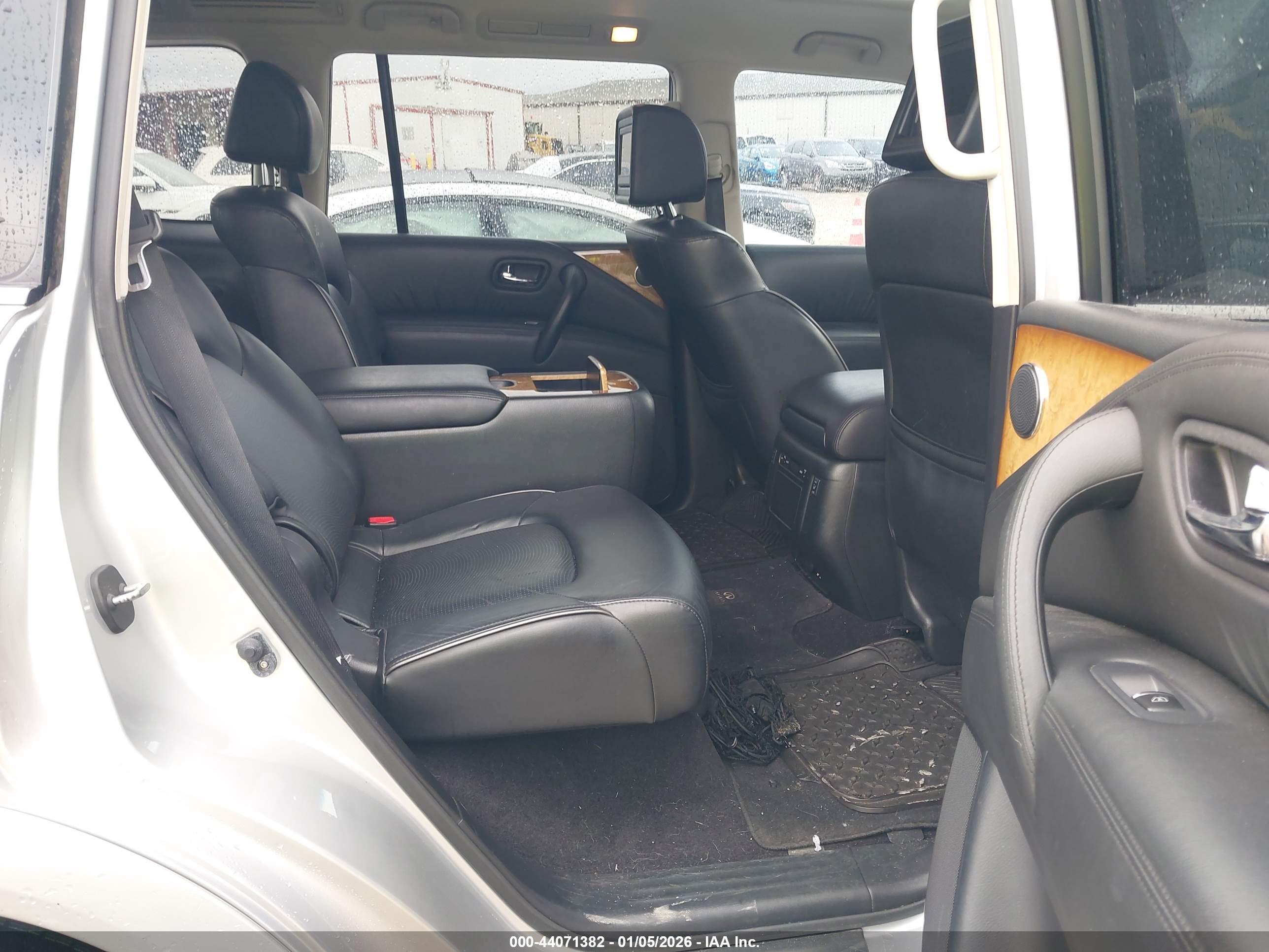 INFINITI QX56 image 8
