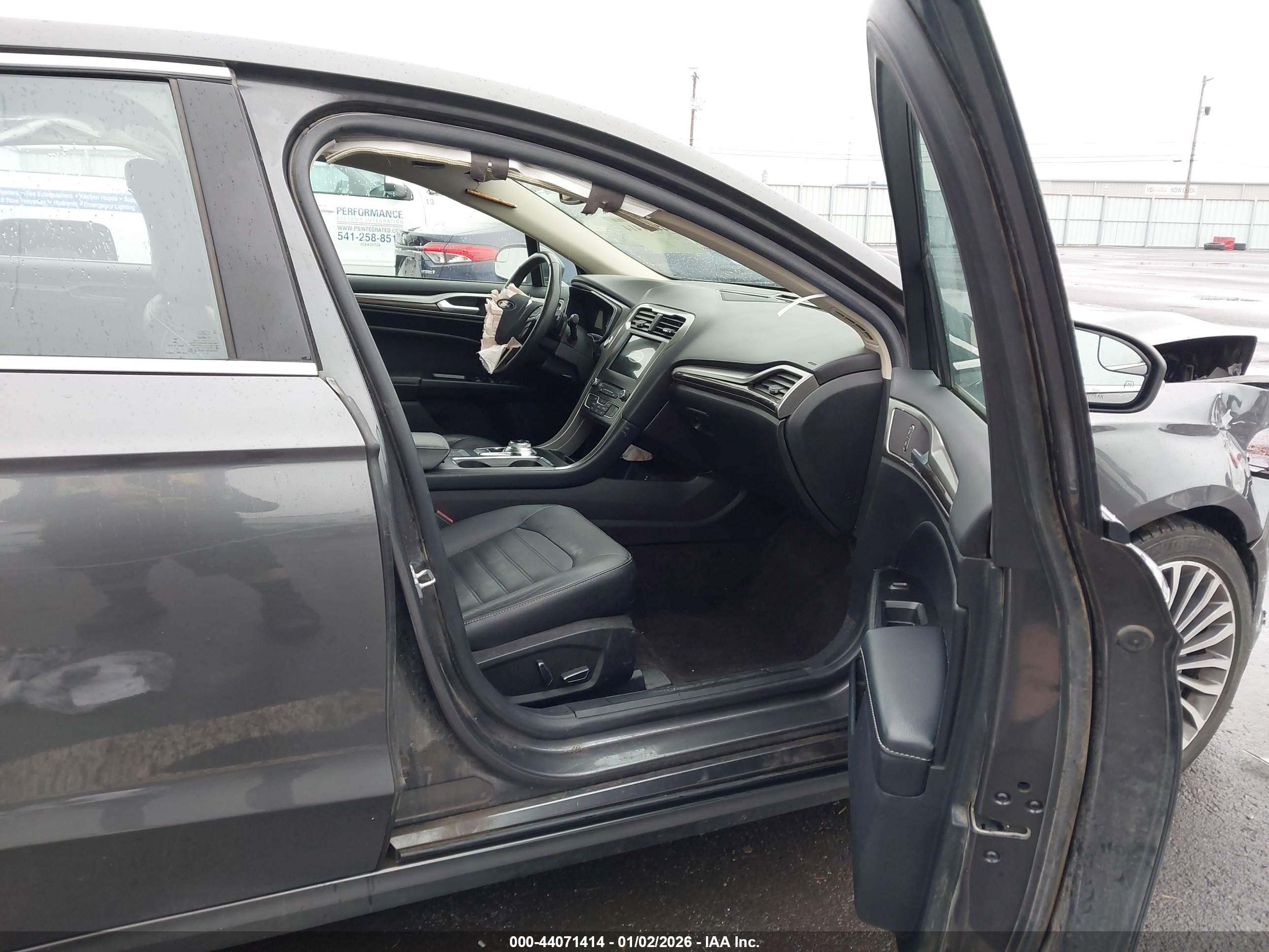 FORD FUSION image 5