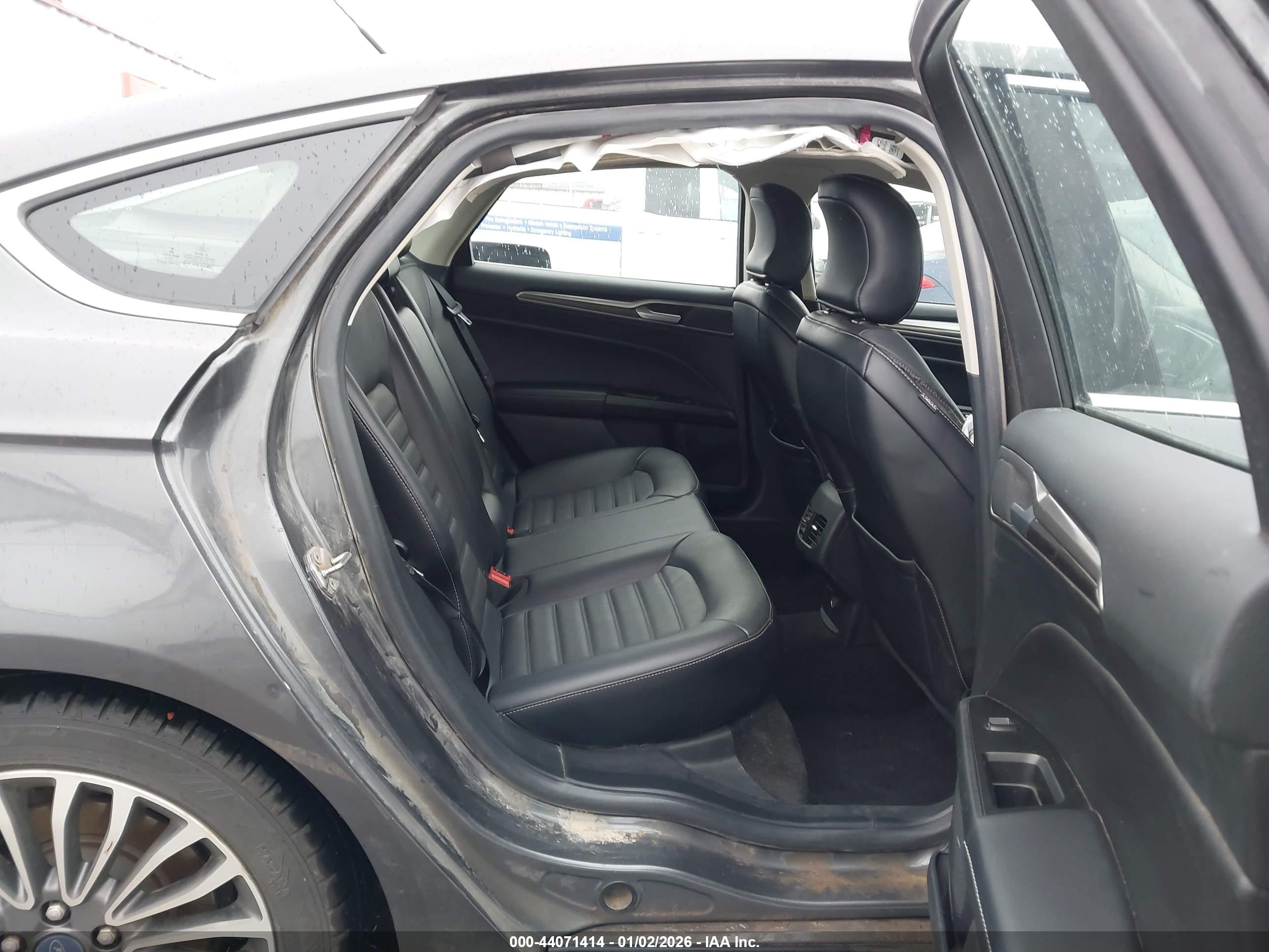 FORD FUSION image 8
