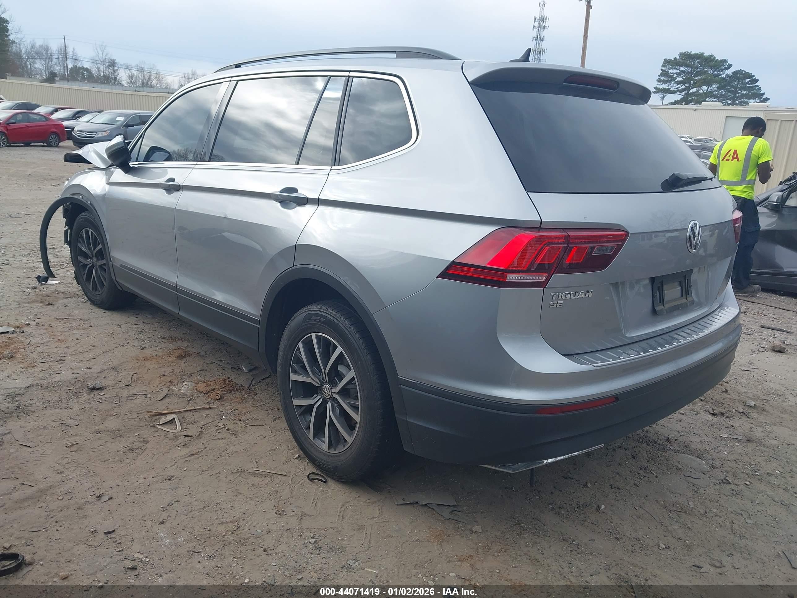 VOLKSWAGEN TIGUAN image 3