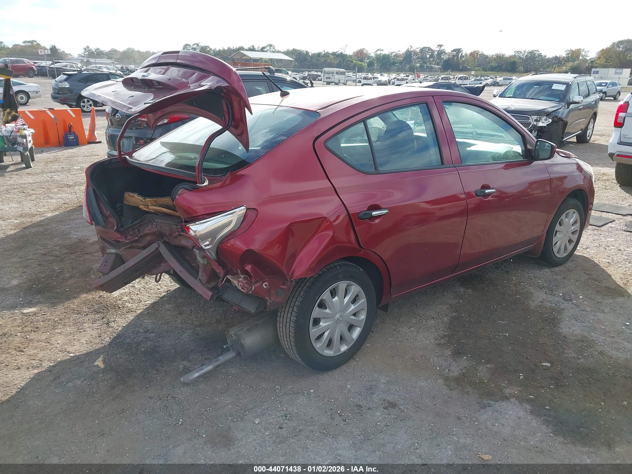 NISSAN VERSA image 4