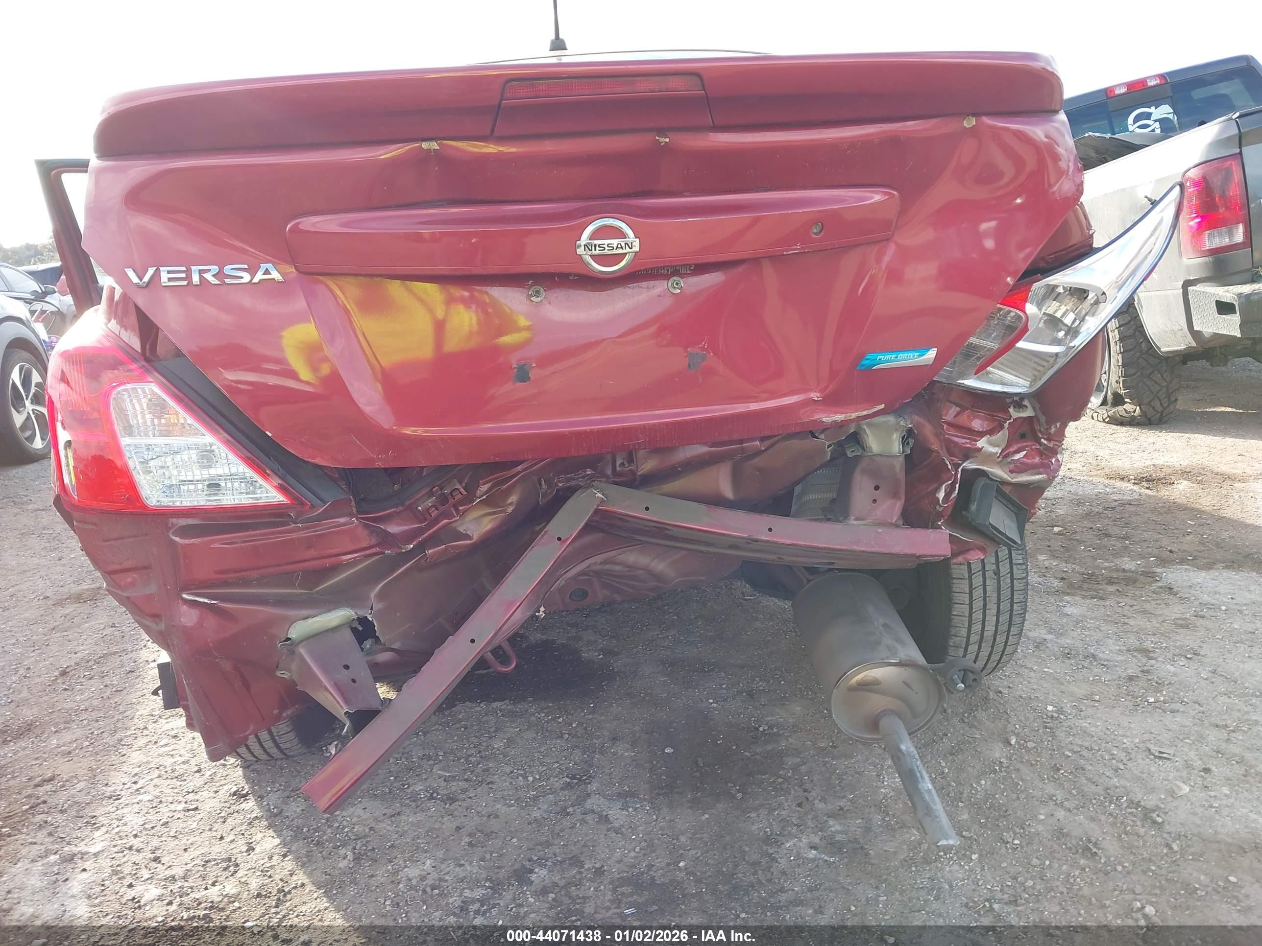 NISSAN VERSA image 6