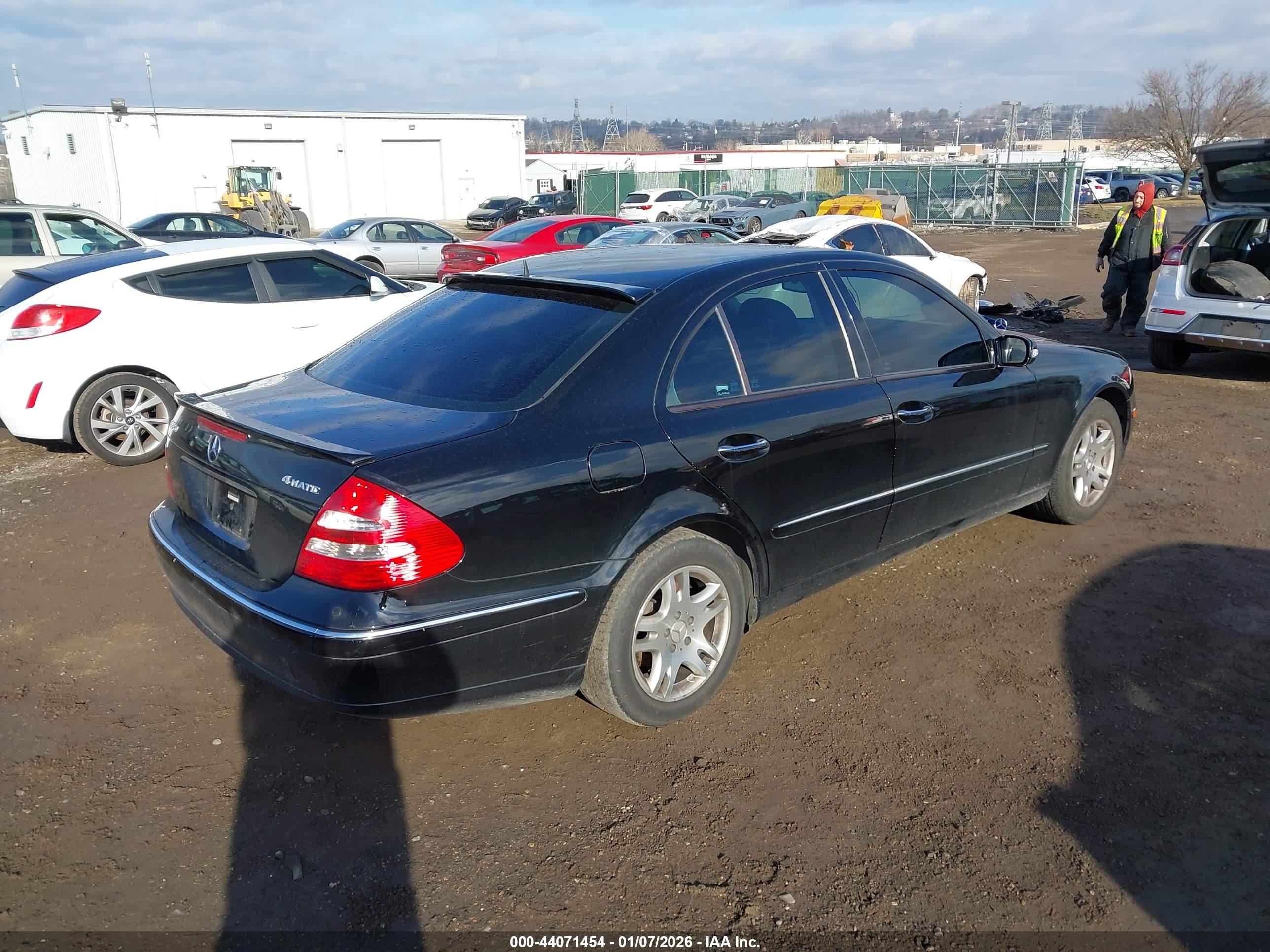 MERCEDES-BENZ E image 4