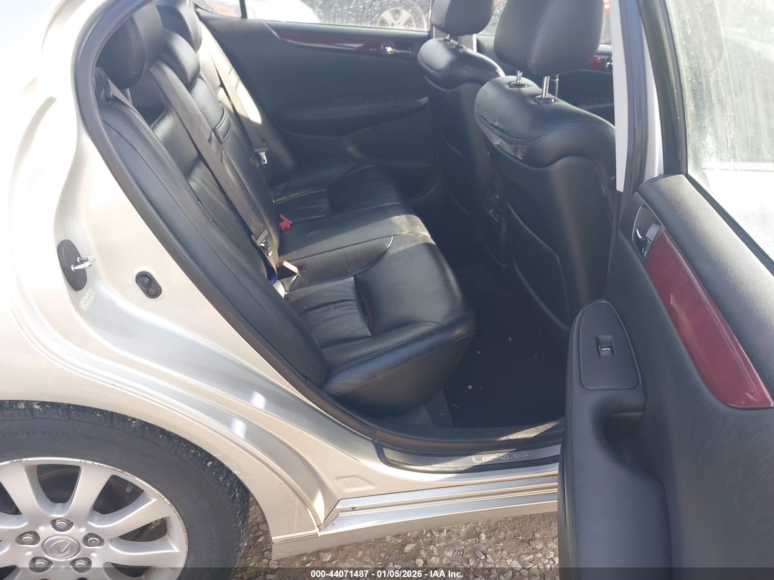 LEXUS ES image 8