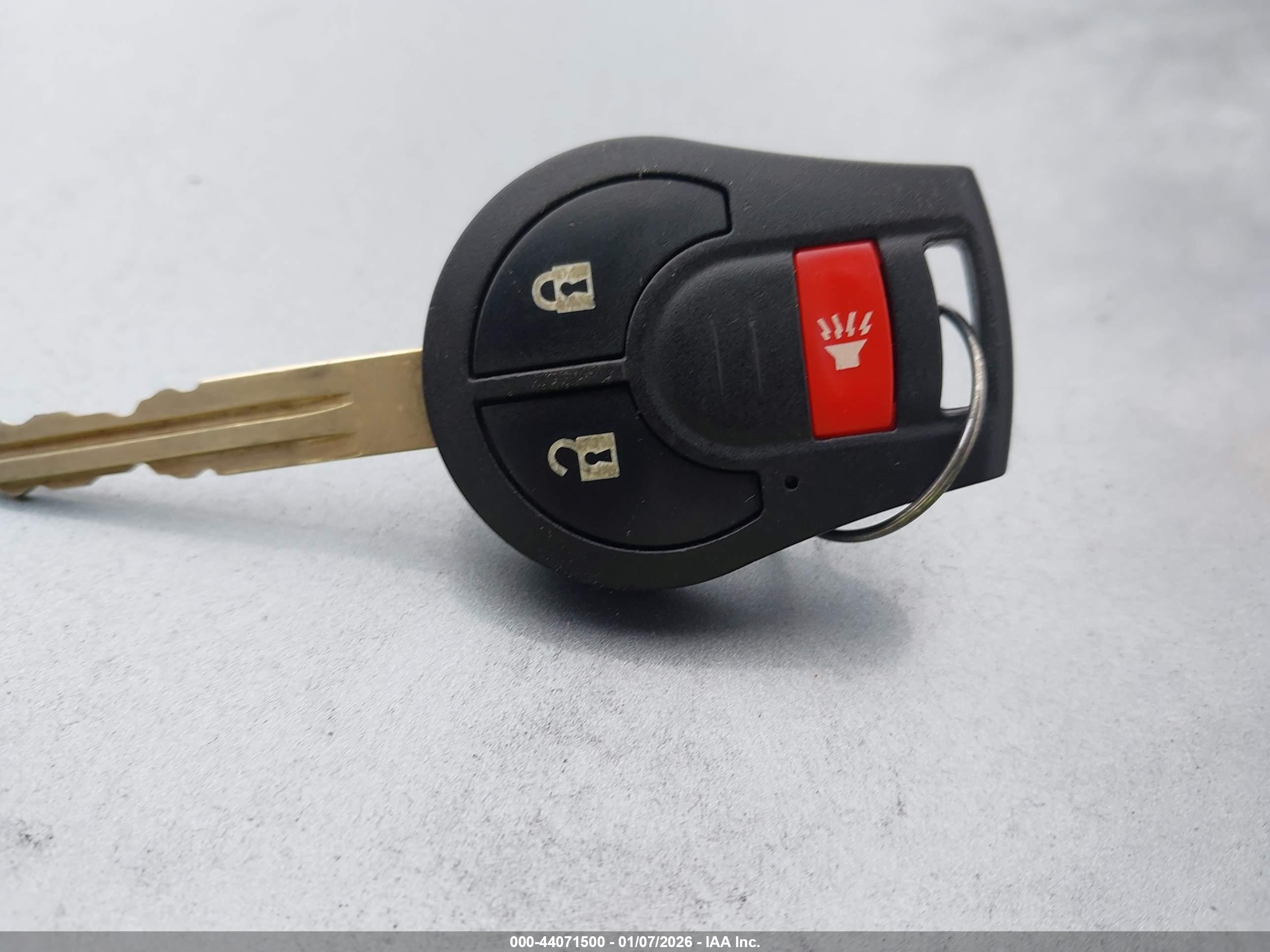 NISSAN VERSA image 11