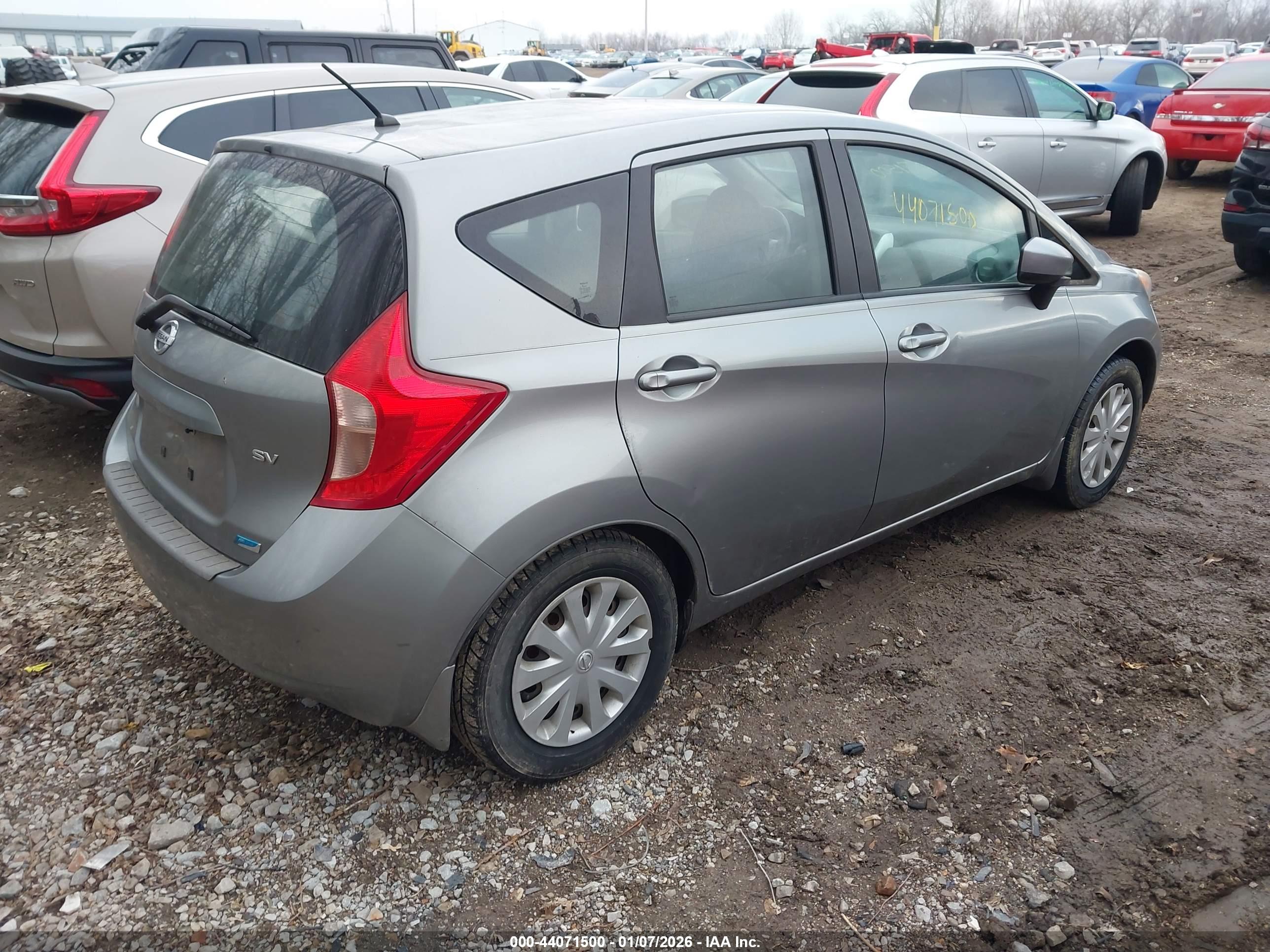 NISSAN VERSA image 4