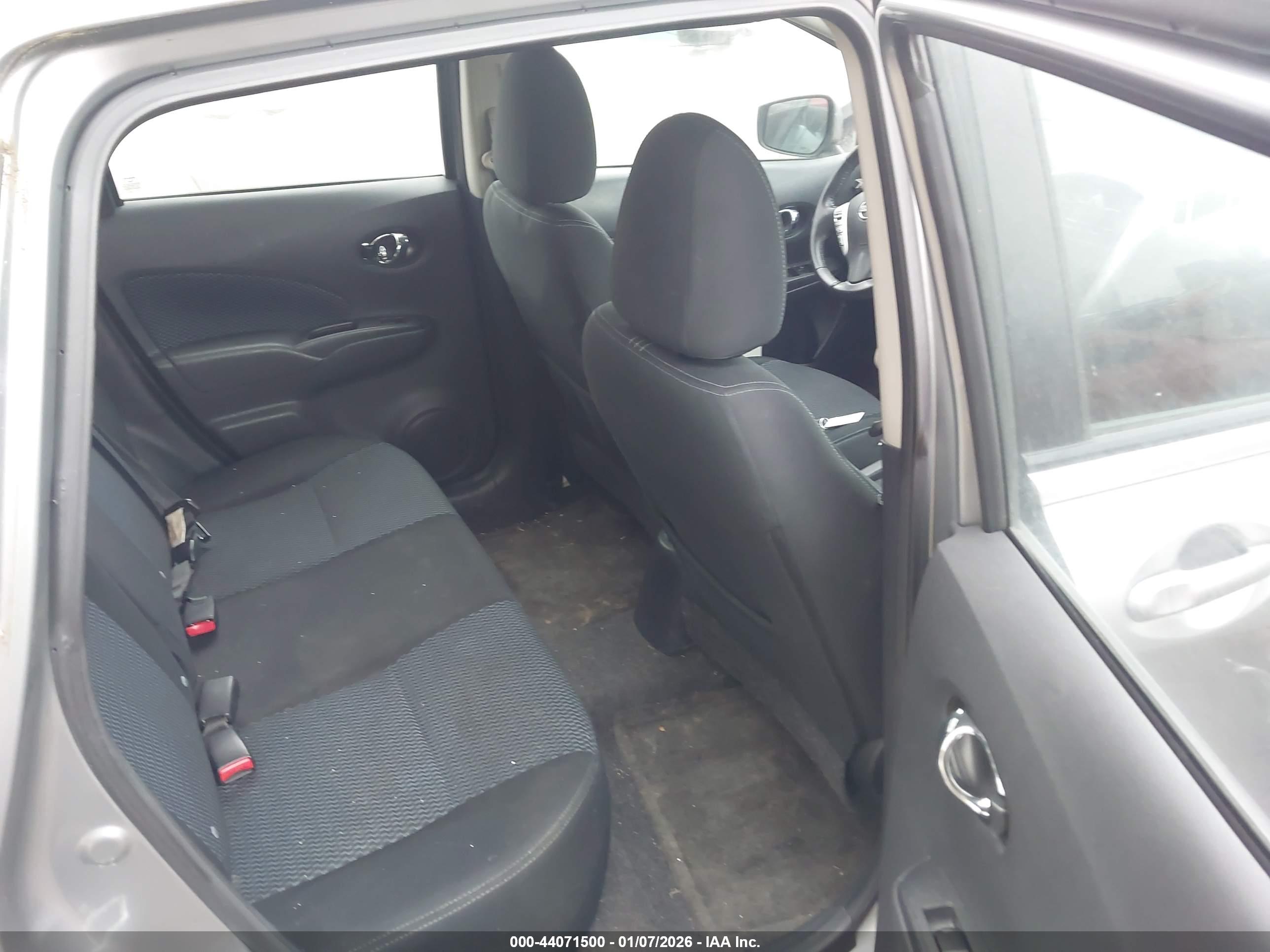 NISSAN VERSA image 8